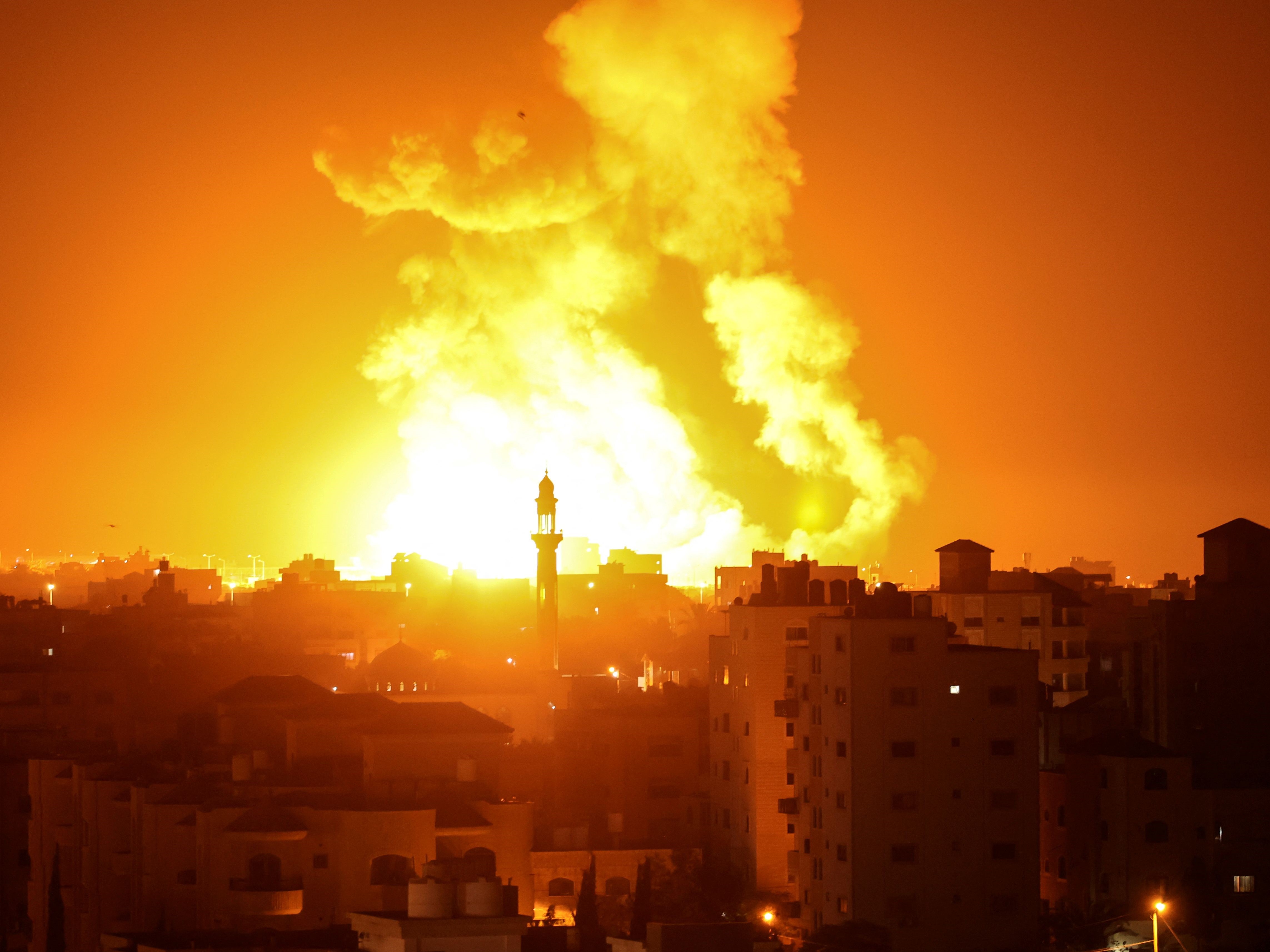 Api terlihat setelah serangan udara Israel di kota Gaza pada 16 Juli 2022.