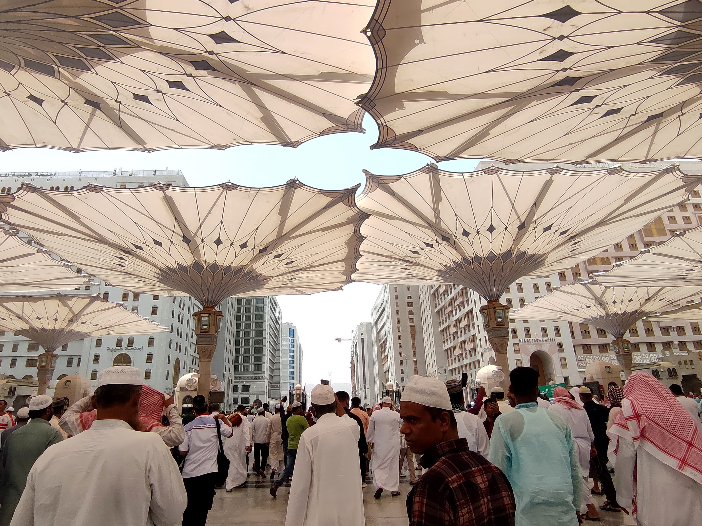 Umat Islam berjalan keluar usai menjalankan ibadah salat Jumat di Masjid Nabawi, Madinah, Jumat (3/6/2022).