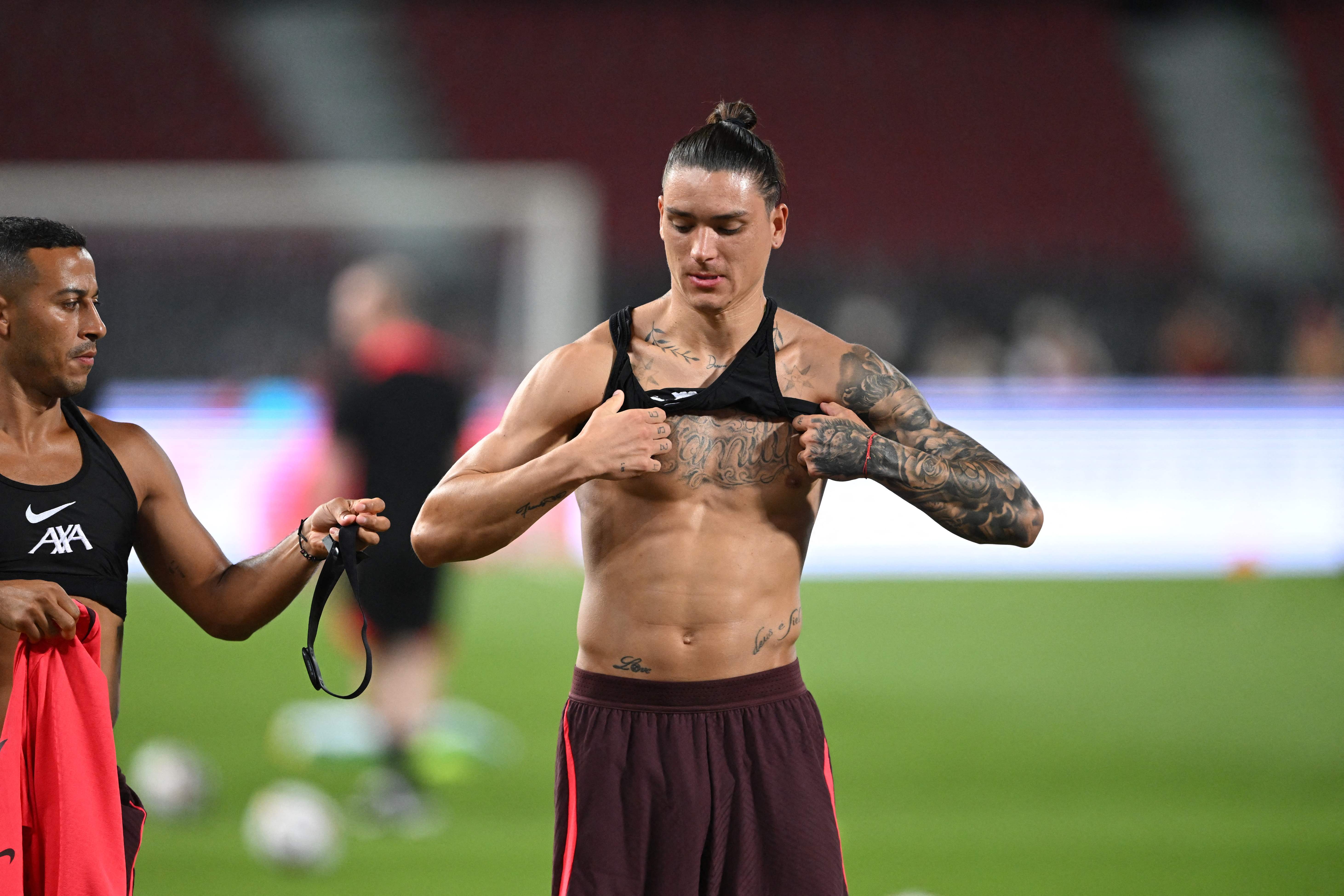 Pemain Liverpool Darwin Nunez (kanan) saat proses latihan