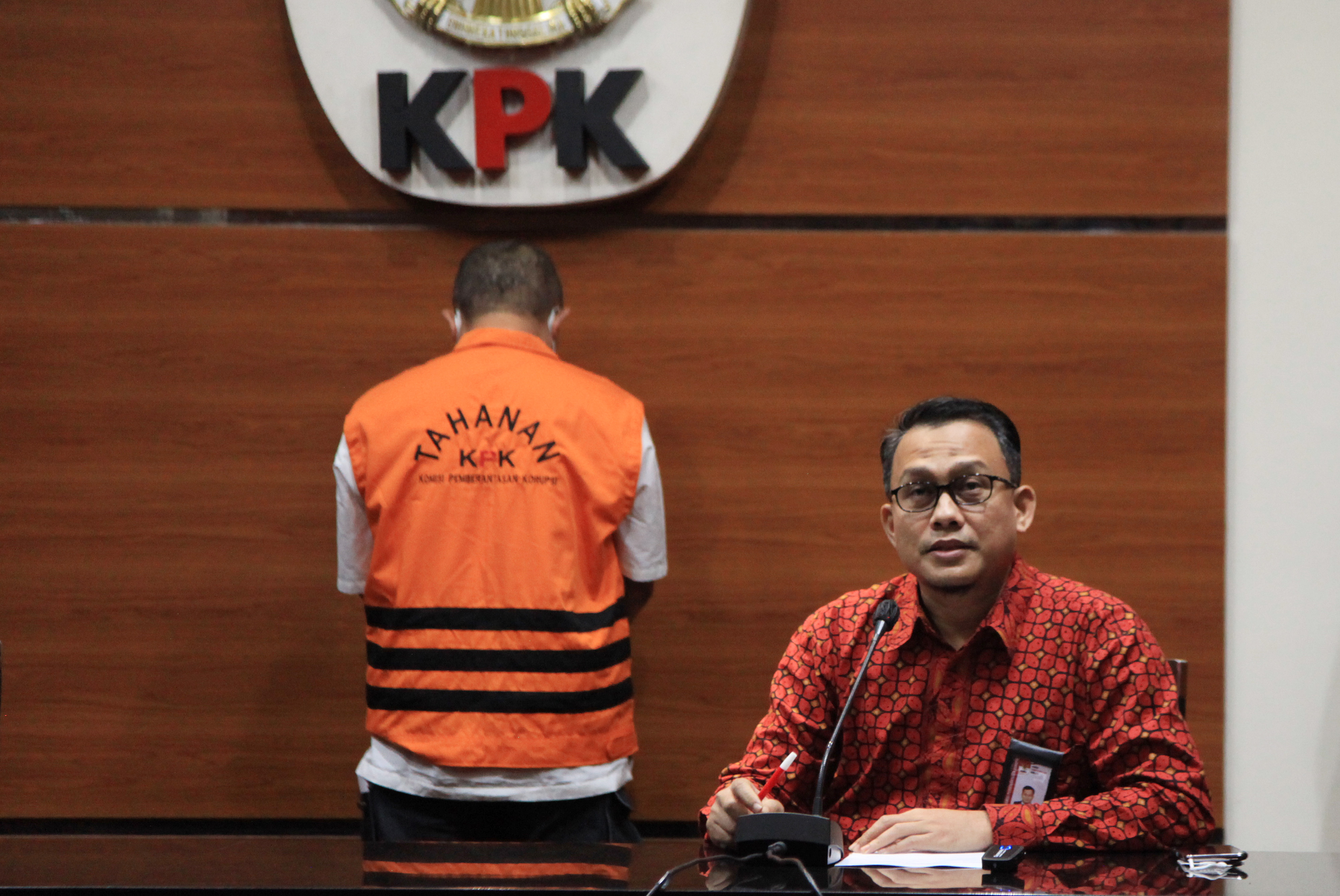 Jubir KPK Ali Fikri (kanan)