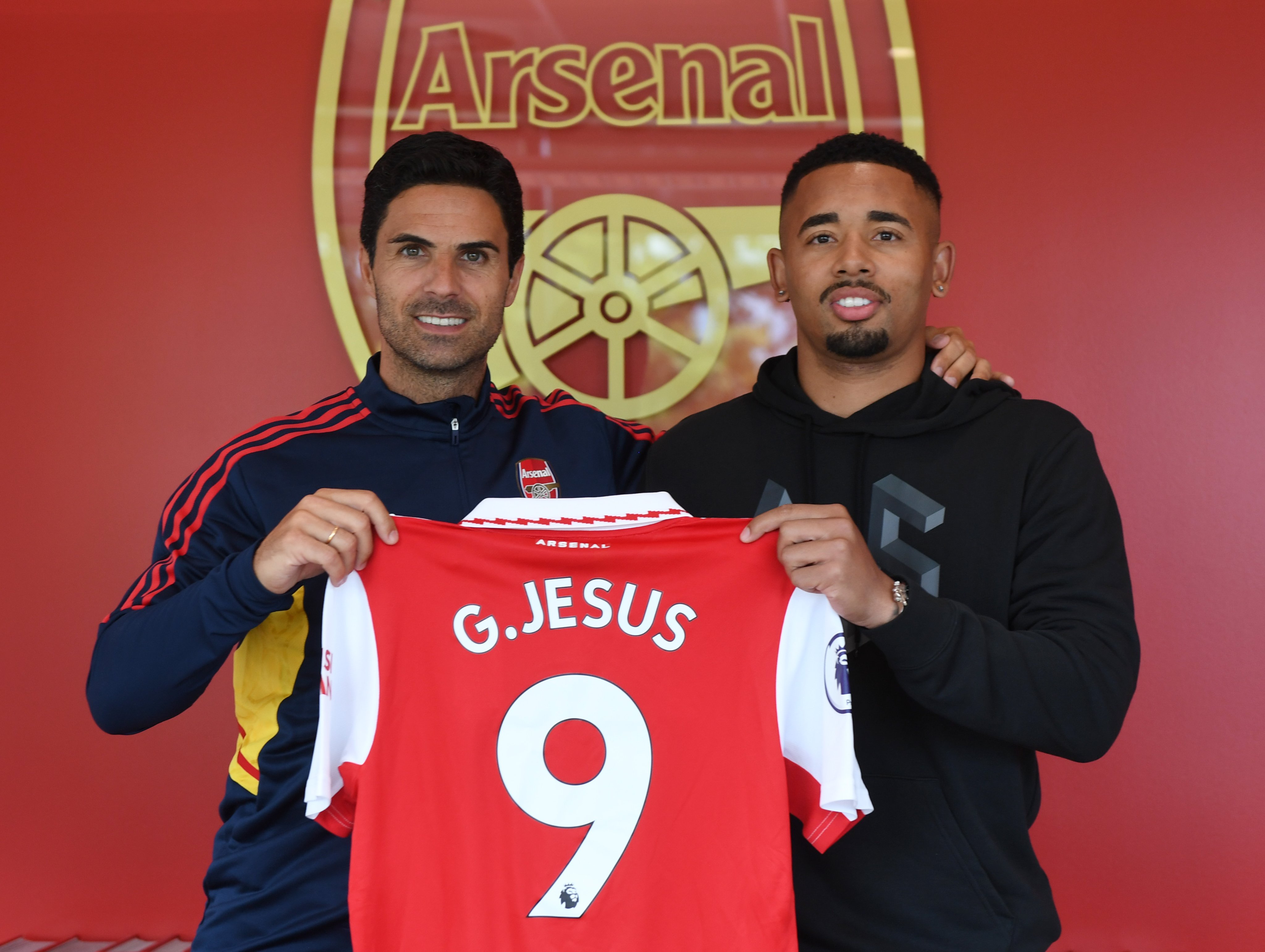 Penyerang Arsenal Gabriel Jesus (kanan) dan pelatih Mikel Arteta 