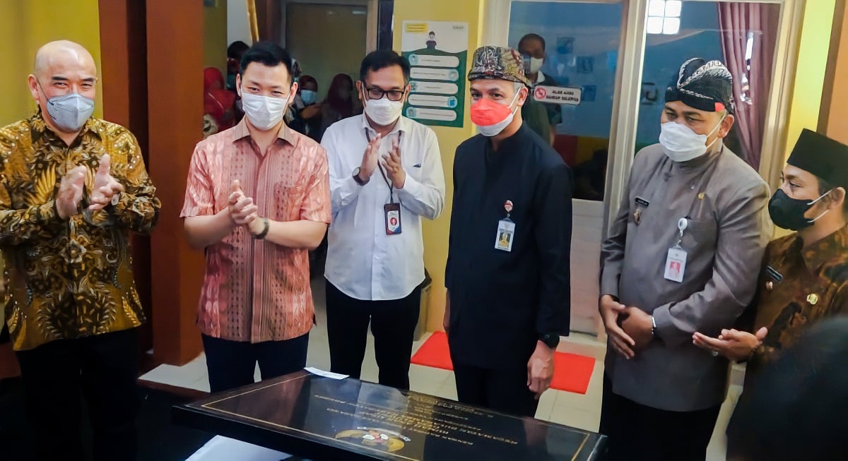 Gubernur Jateng Ganjar Pranowo (tiga kanan) saat meninjau pelaksanaan program penurunan stunting di Desa Kluwut, Bulakamba, Brebes.