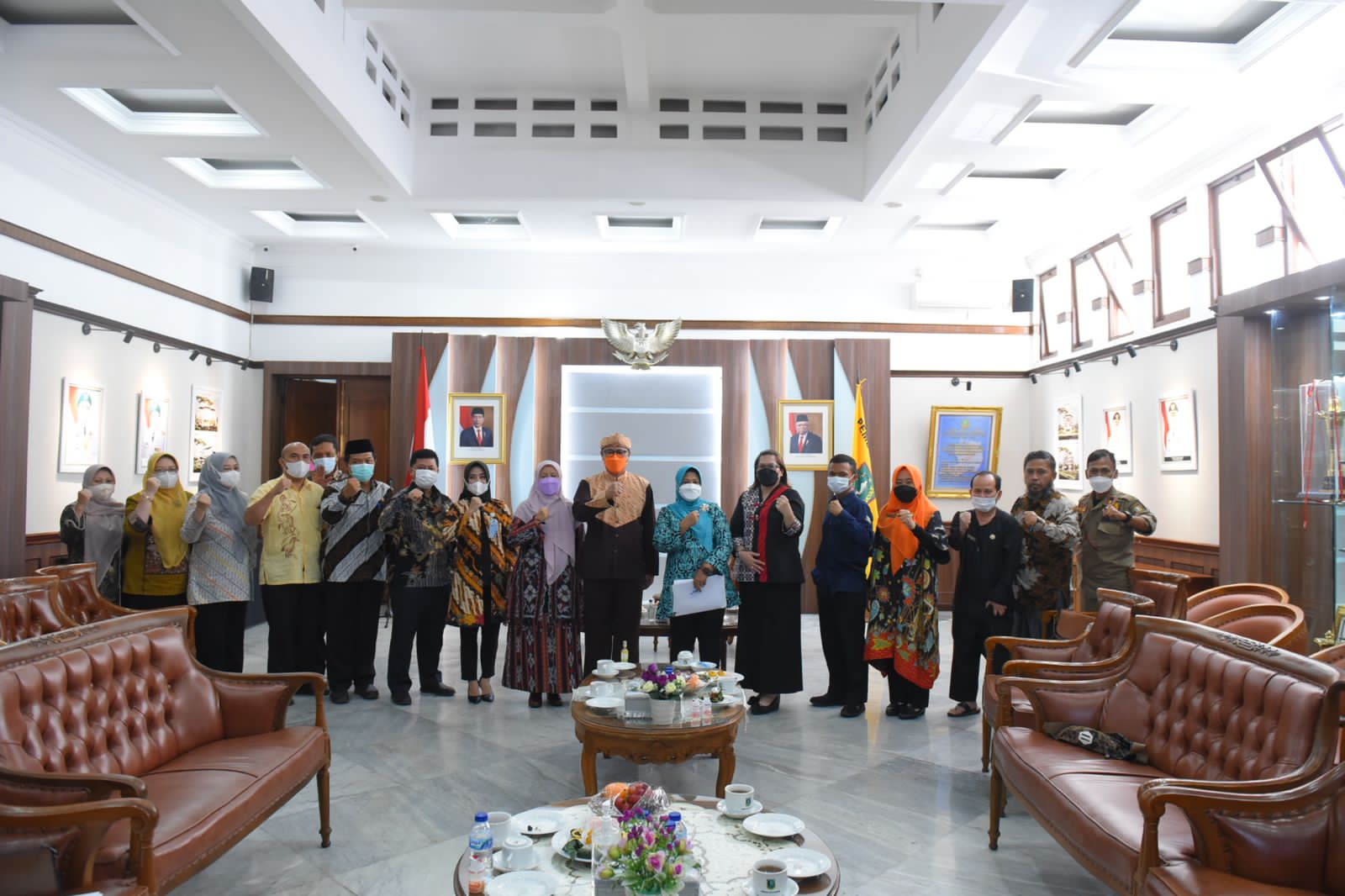 Wali Kota Sukabumi Achmad Fahmi dan jajaran berfoto bersama Tim Verifikasi Kota Layak Anak Kementerian PPPA