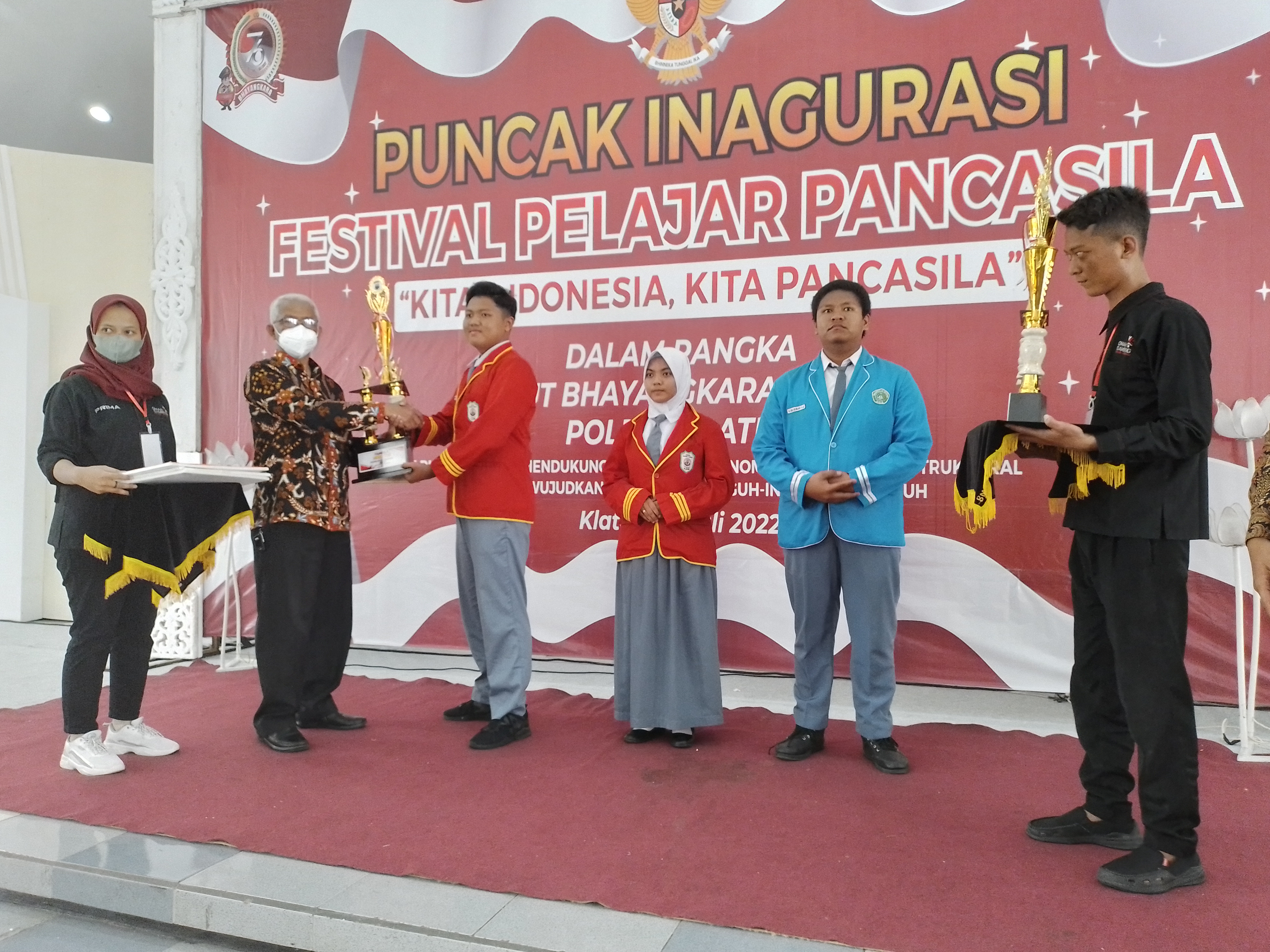 Para pemenang Festival Pelajar Pancasila menerima hadiah