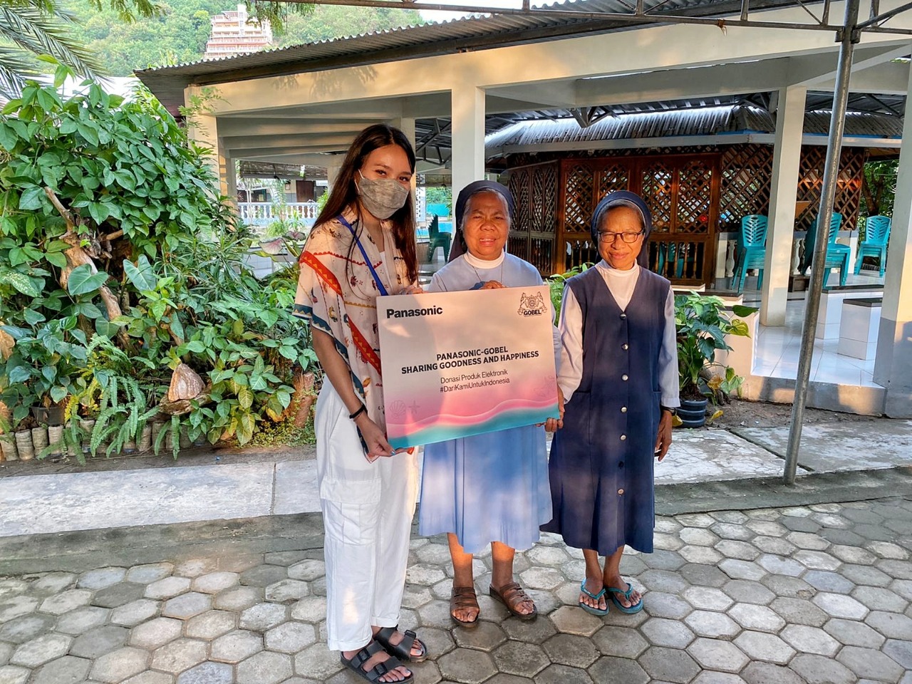 Donasi produk Elektronik oleh Panasonic GOBEl di Labuan Bajo, NTT