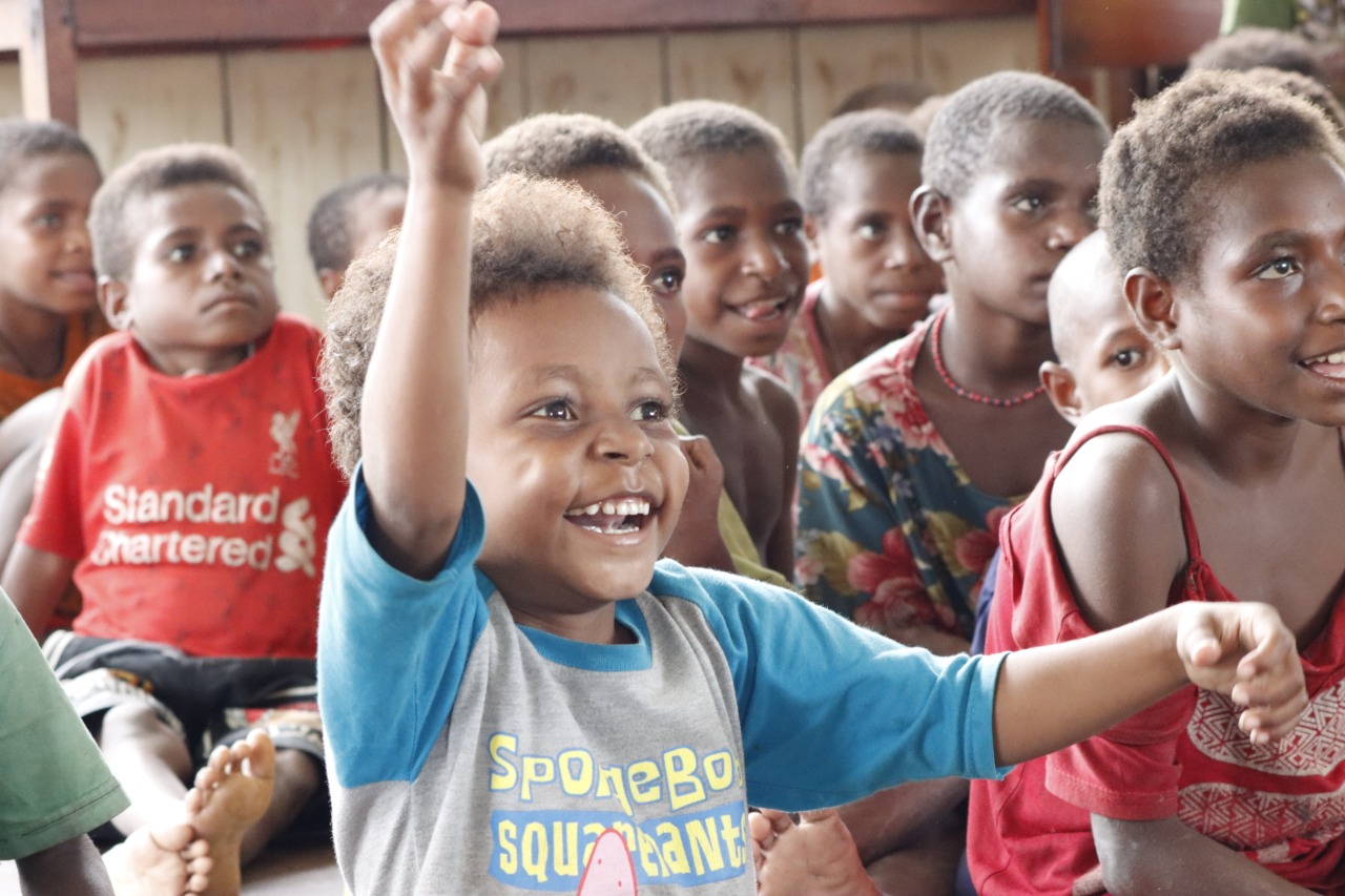 Anak-anak bergembira menikmati hiburan televisi di Kampung Erosaman, Kabupaten Asmat, Papua, setelah aliran listrik dan internet masuk.