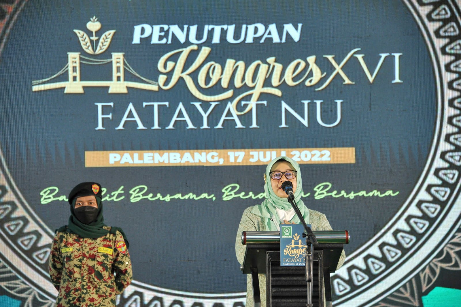 Menteri Tenaga Kerja dan Transmigrasi, Ida Fauziyah saat menutup acara Kongres XVI Fatayat N U di Palembang.