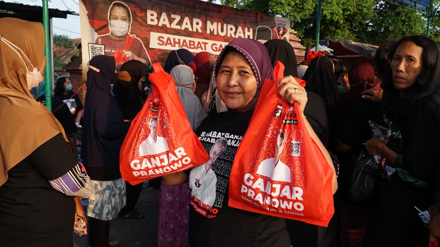 Pembagian Paket Sembako Rakyat (Pasera) oleh Sahabat Ganjar di Kota Cirebon, Jawa Barat.