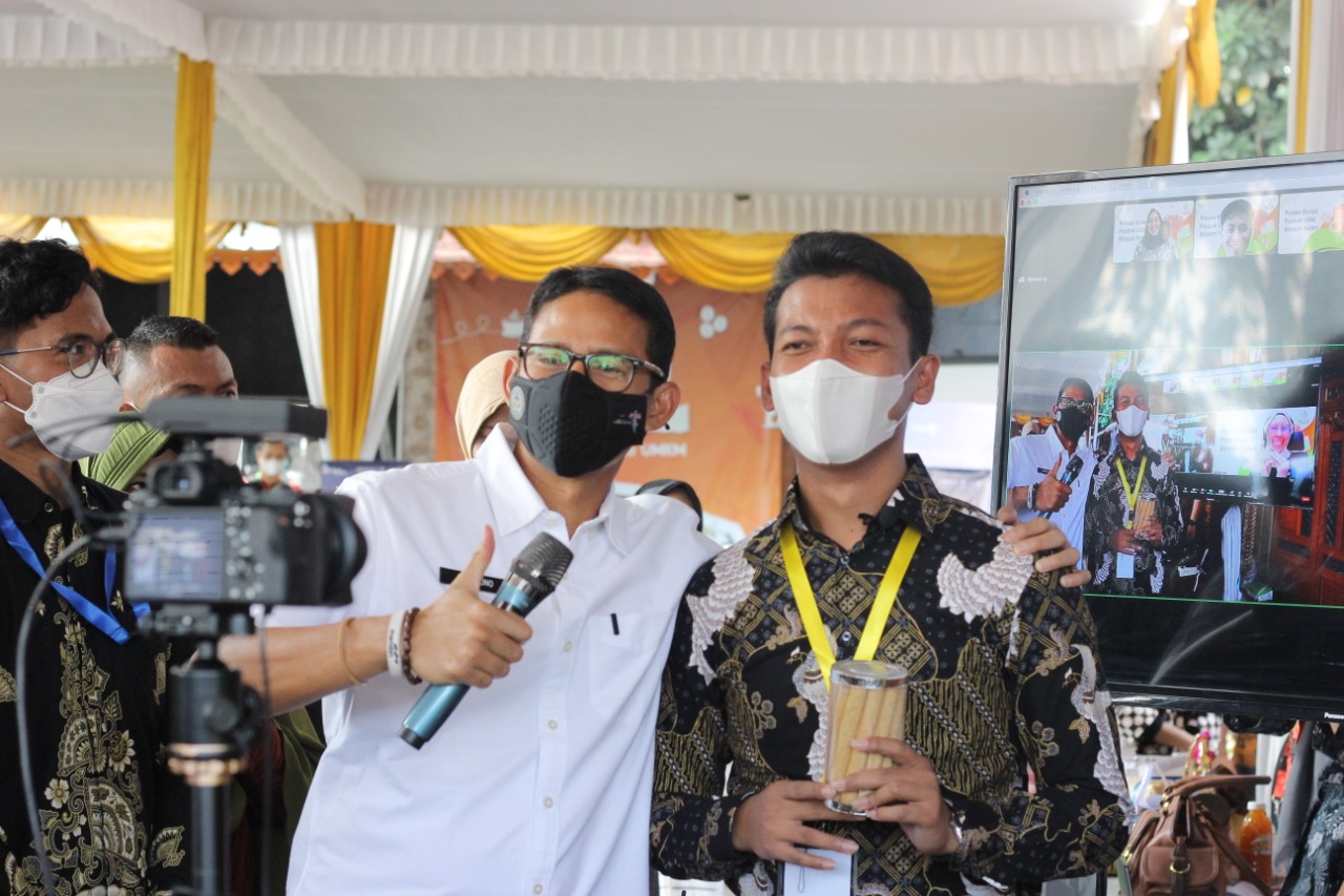 Menparekraf Sandiaga Uno berpose bersama dengan salah seorang pelaku UMKM di Daerah Istimewa Yogyakarta. 