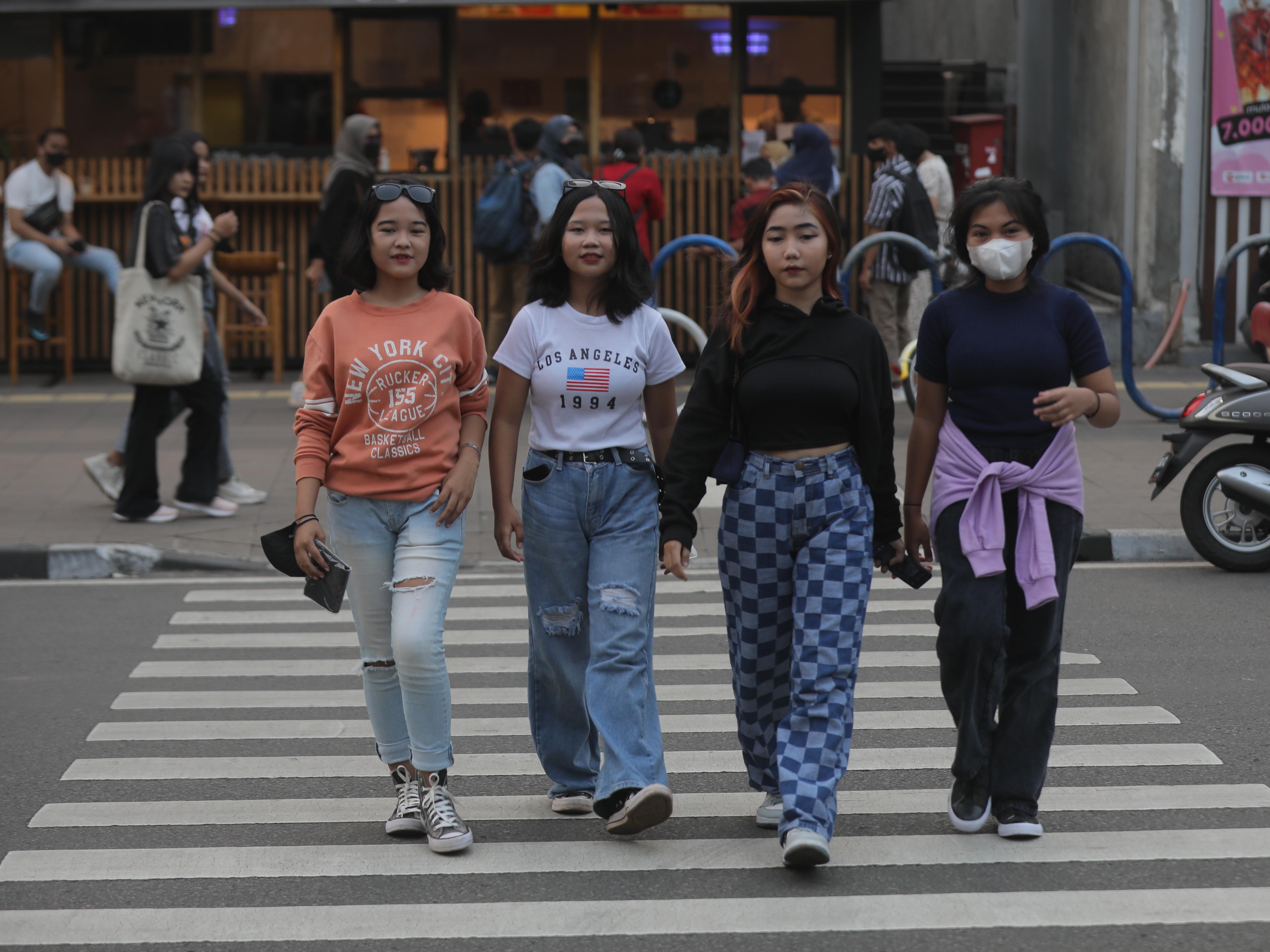 Ragam gaya dan penampilan yang menjadi fenomena ABG asal Jakarta, Citayam, Bojong Gede, Depok dan sekitar di Kawasan Dukuh Atas, Menteng.