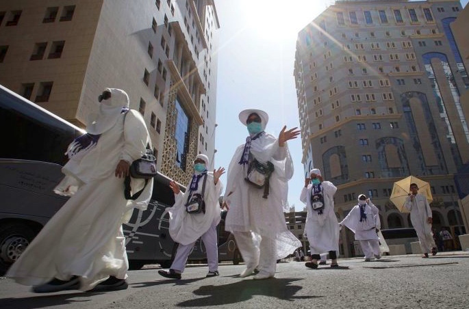 Calon jemaah Haji Indonesia kloter pertama Embarkasi Solo bersiap berangkat menuju Mekkah di Tabah Tower Hotel, Madinah.