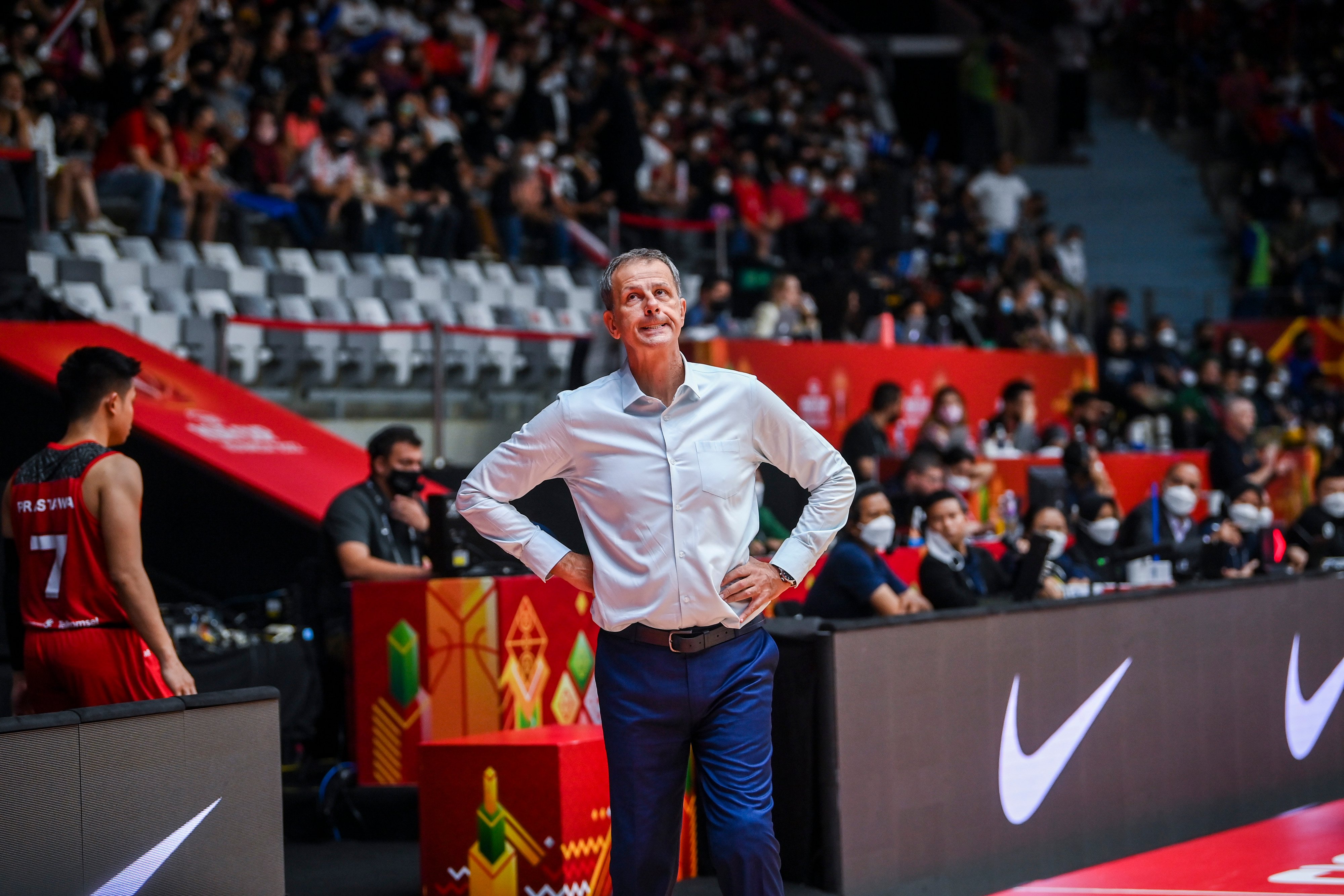 Pelatih timnas basket Indonesia Milos Pejic pada laga penyisihan Grup A FIBA Asia Cup 2022 di Gelora Bung Karno, Jakarta, Sabtu (16/7).