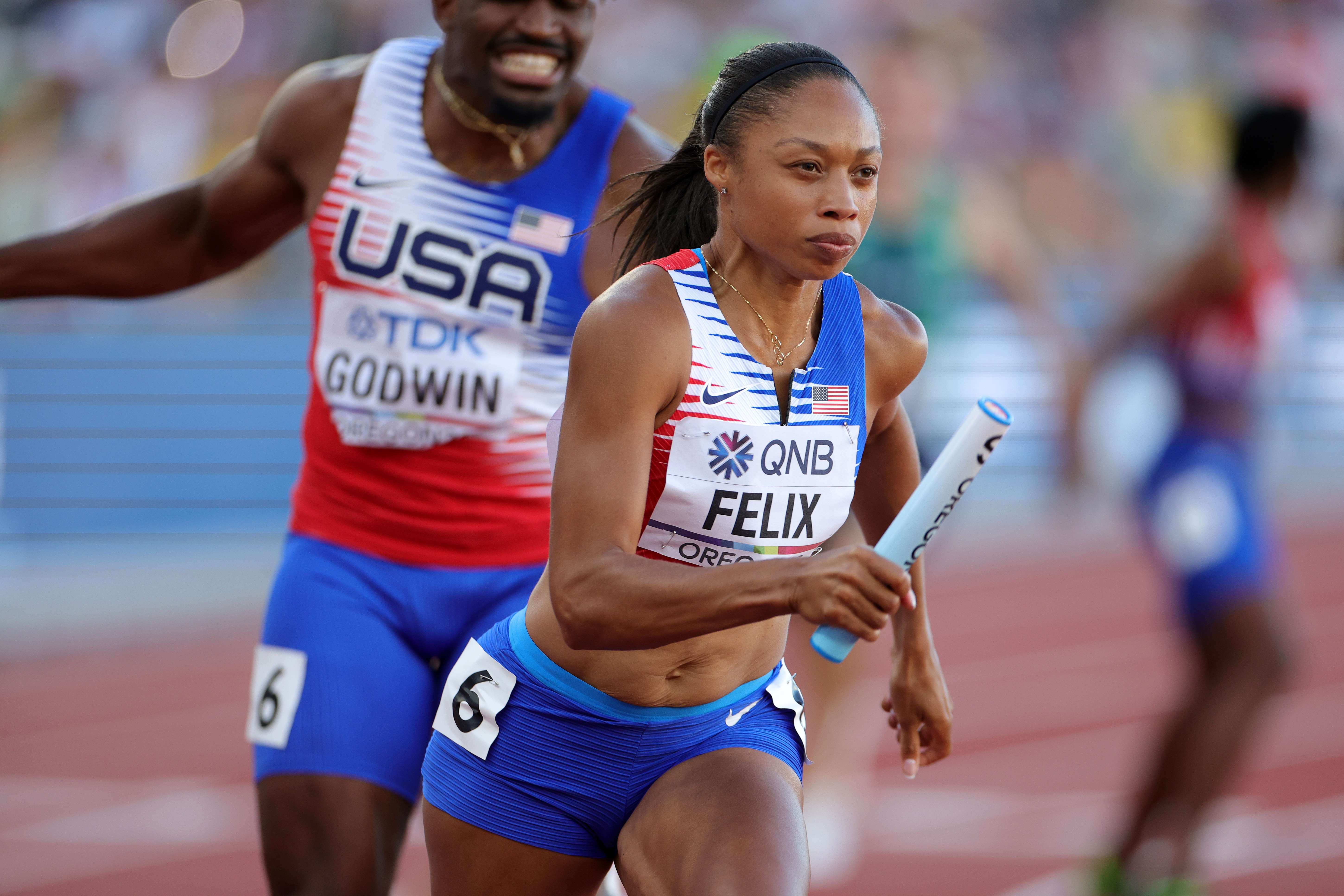 Allyson Felix dari tim AS bertanding di final lari estafet campuran 4x 400 m di World Athletics Championship 2022, Jumat (15/7) waktu AS. 