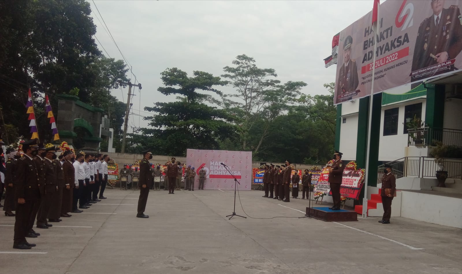 Upacara Hari Bhakti Adhyaksa ke-62 di halaman Kantor Kejari Cianjur, Jumat (22/7).