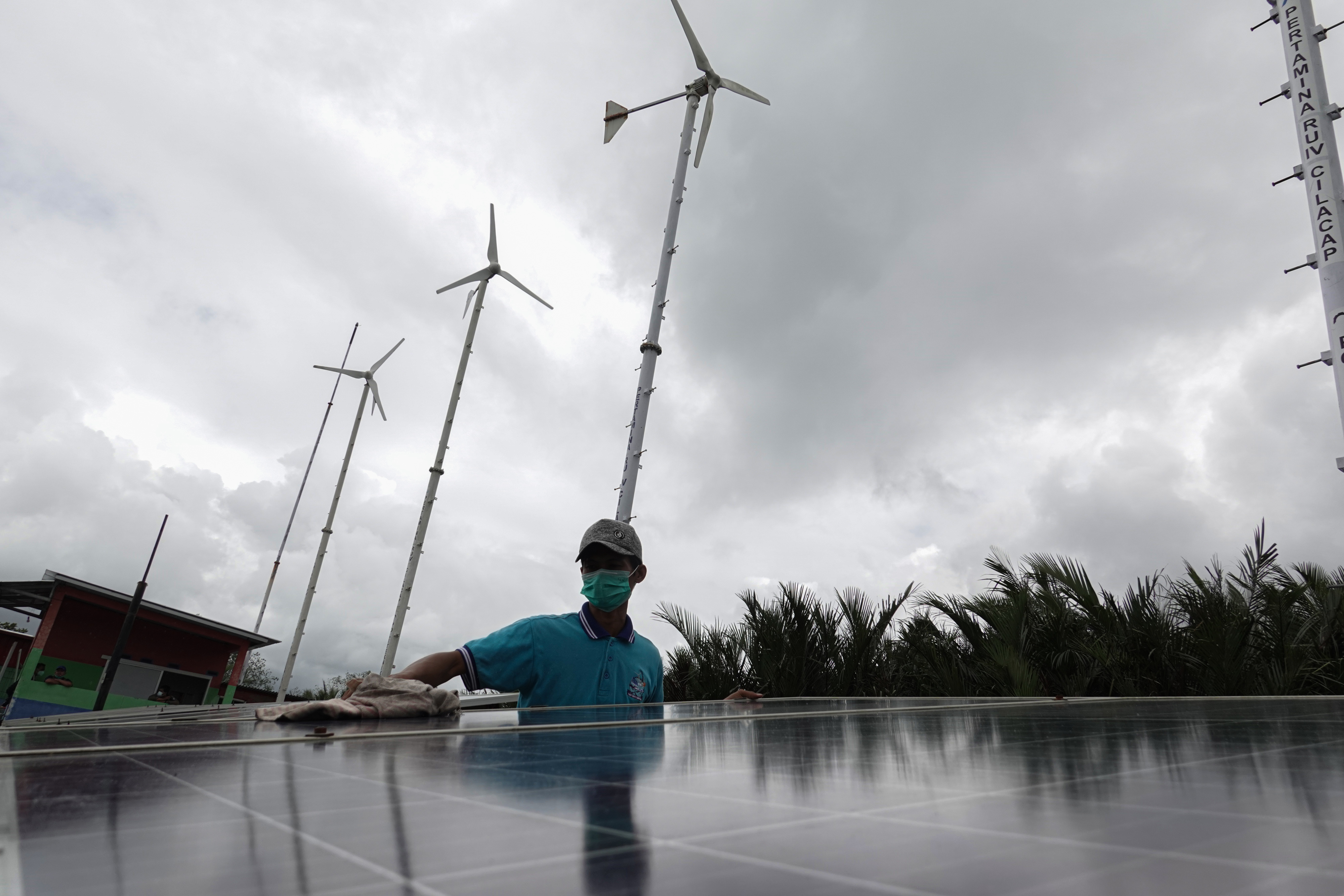 Energi terbarukan hybrid, PLTS dan kincir angin