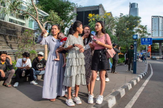 Sejumlah warga berbincang di kawasan Taman Stasiun MRT Dukuh Atas, Jakarta, Kamis (14/7/2022).