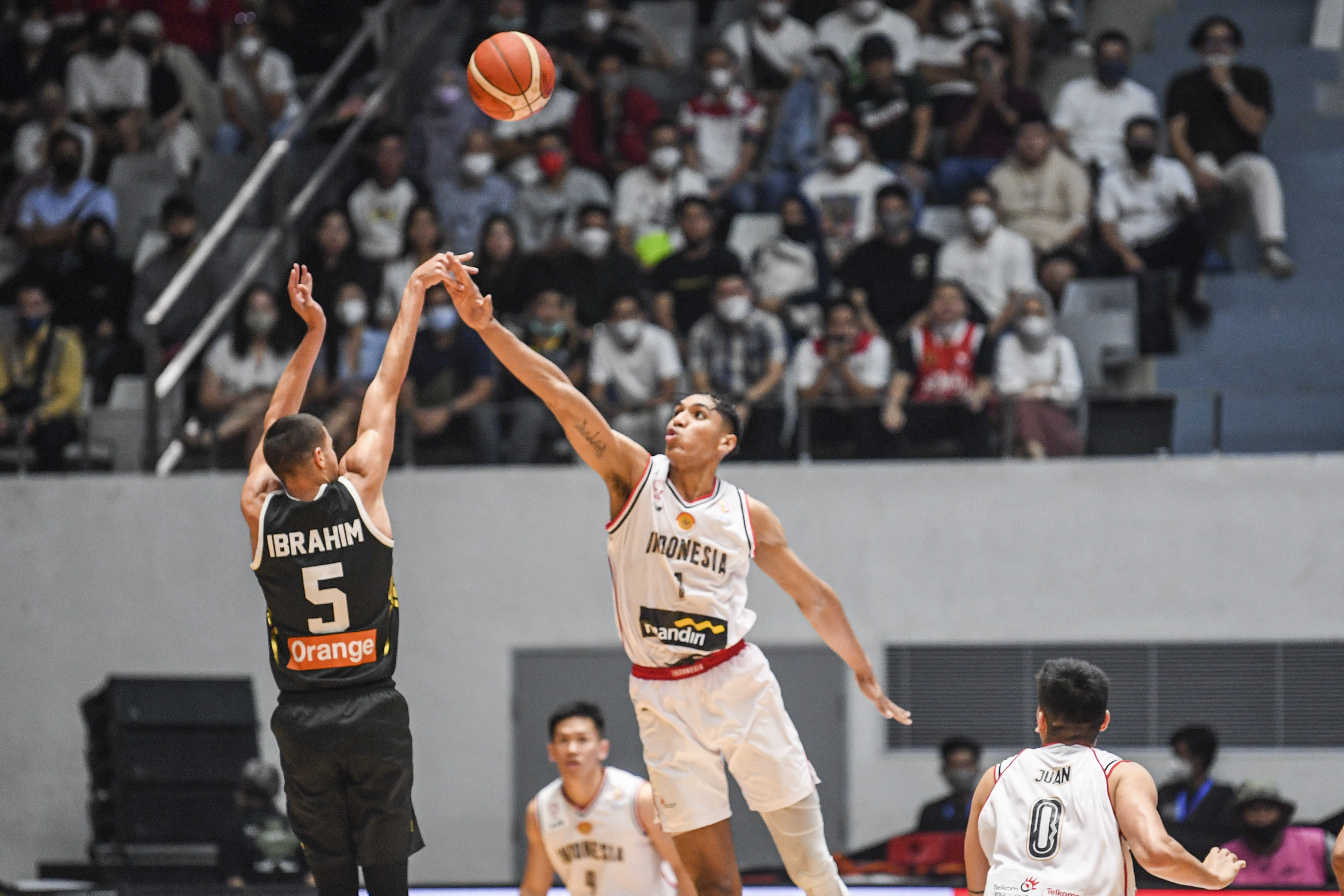  Pebasket Indonesia berusaha menghadang tembakan dari pebasket Yordania.