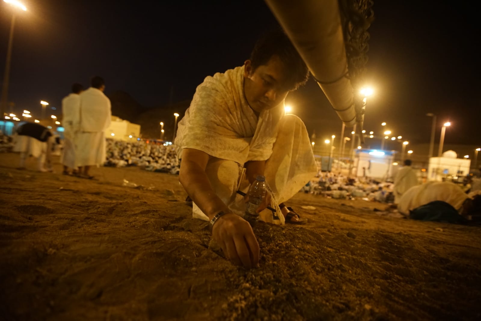 Jemaah Haji yang bermalam di Muzdalifah sebelumnya sudah mengumpulkan sebanyak 49 batu yang akan digunakan paginya untuk melempar Jumrah 