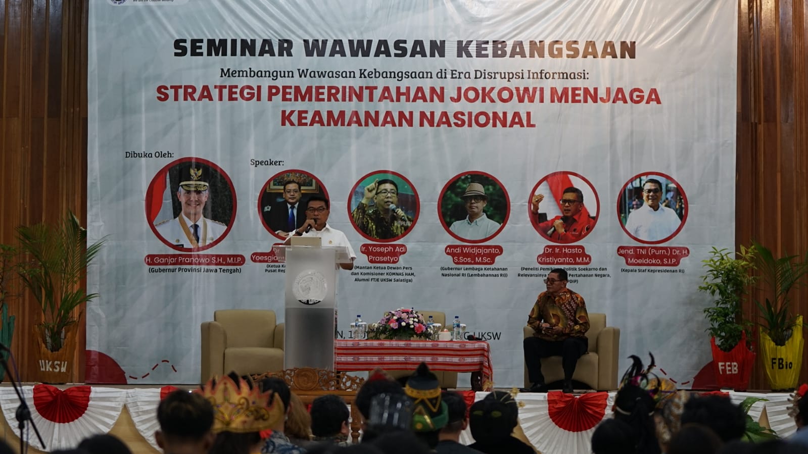 Ketua KSP Moeldoko  menjadi pembicara pada seminar kebangsaan di Universitas Kristen Satya Wacana Salatiga Jawa Tengah. 