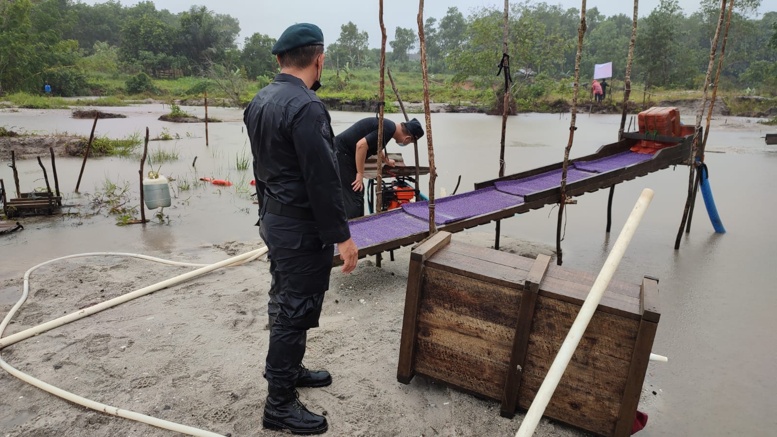 Petugas Gakkum KLHK menyita alat penambangan pasir timah ilegal di aman Hutan Raya (Tahura) Bukit Mangkol, Bangka Tengah, Babel.