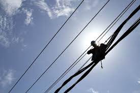 Petugas PLN merawat jaringan listrik pelannggan.  