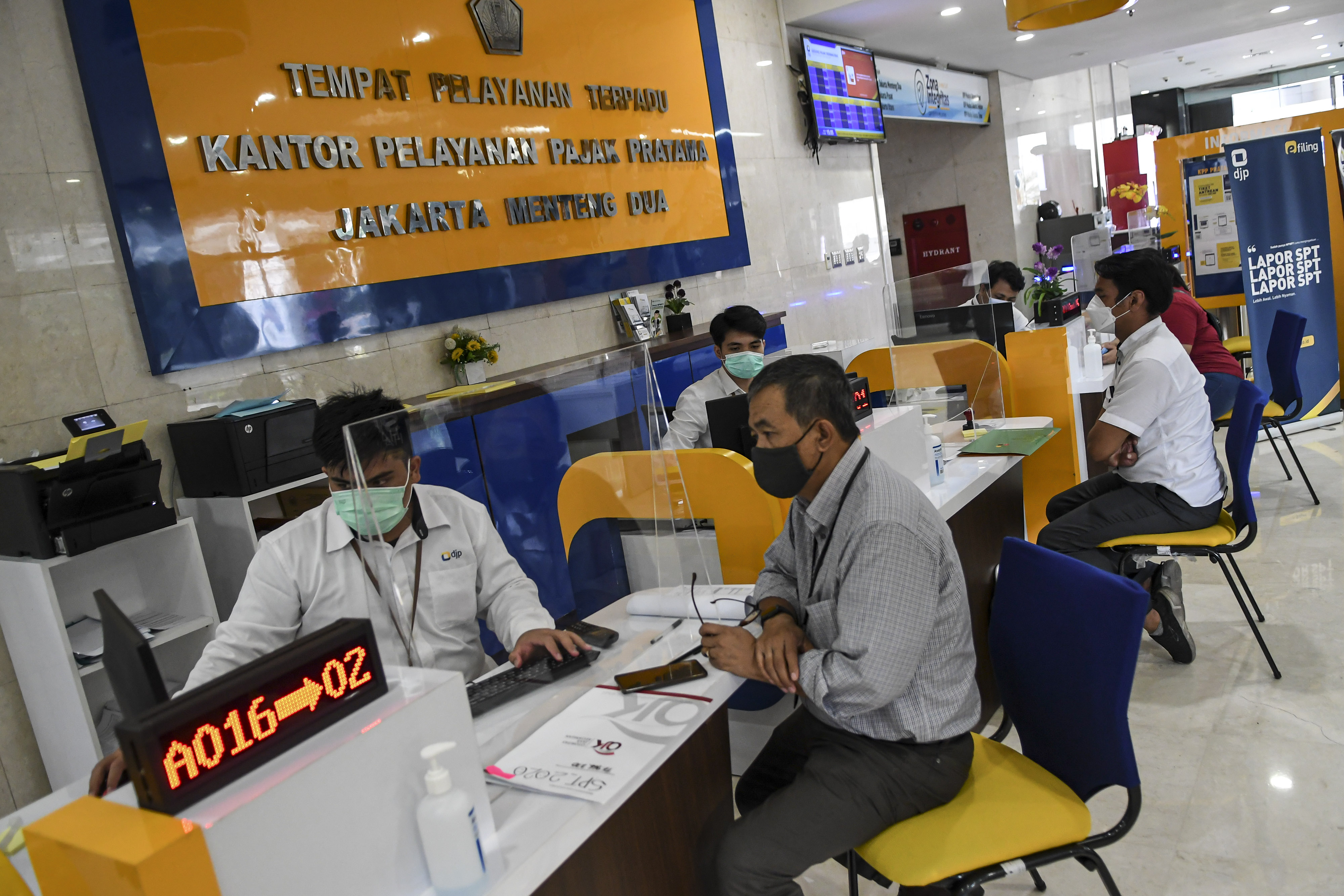 Sejumah wajib pajak melaporkan SPT di kantor wilayah Ditjen Pajak.