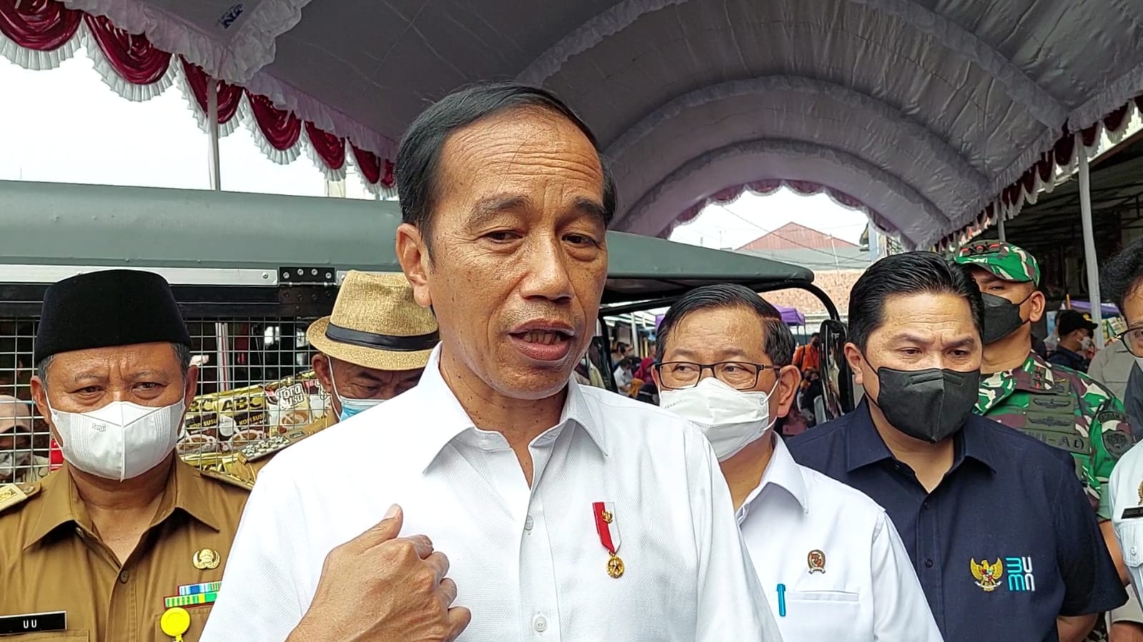 Presiden Joko Widodo usai menyalurkan modal kerja di Pasar Sukamandi, Subang