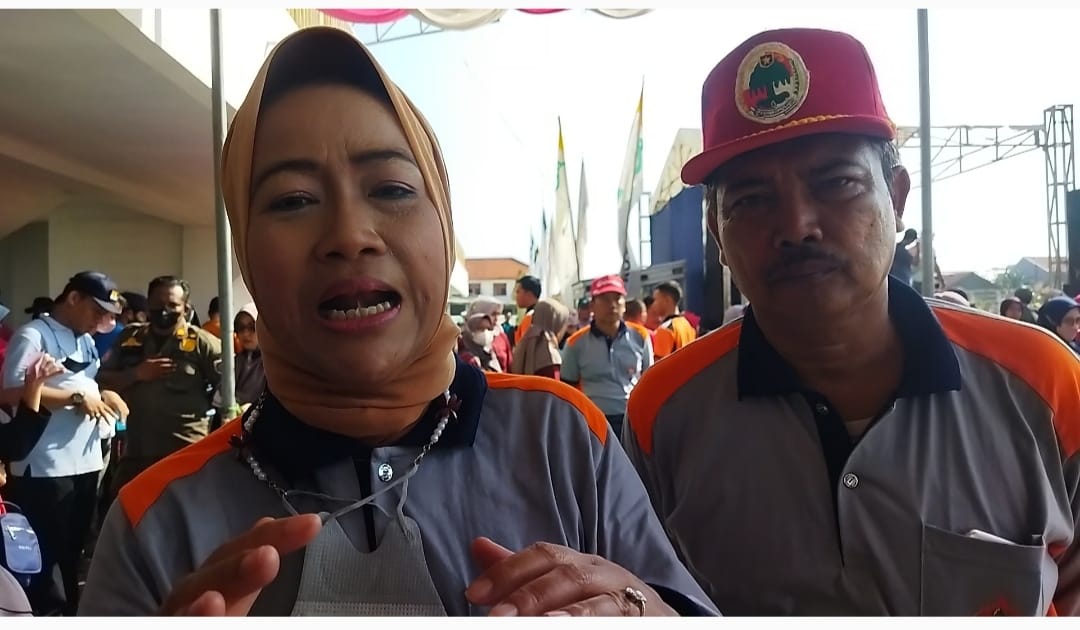 Bupati Brebes Idza Priyanti dan Kepala Dinas Koperasi Usaha Mikro dan Perdagangan Zaenudin Karmo Ali