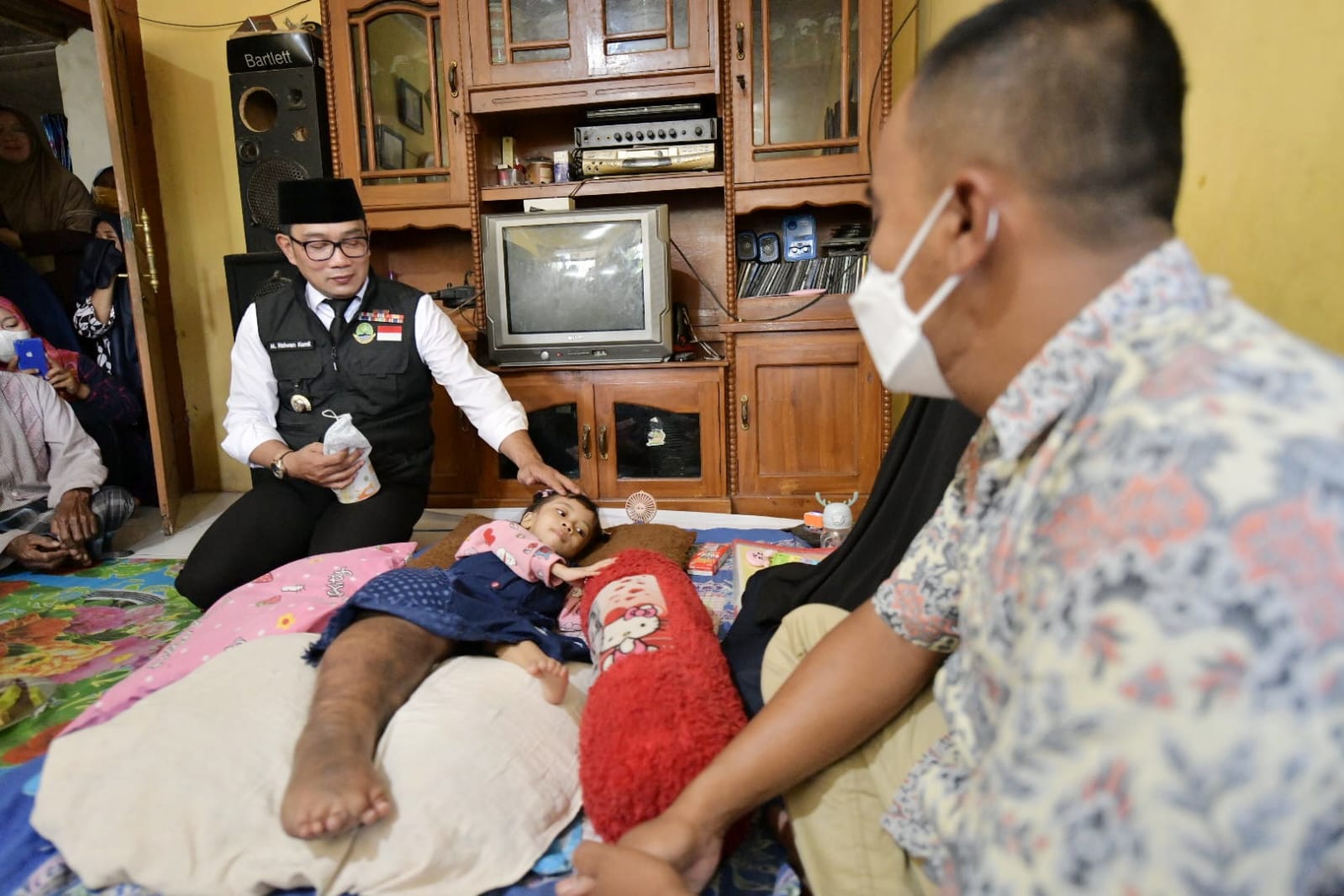 Gubernur Jawa Barat Ridwan Kamil saat mengunjungi Tazkiatul Aziziyah, 5. 