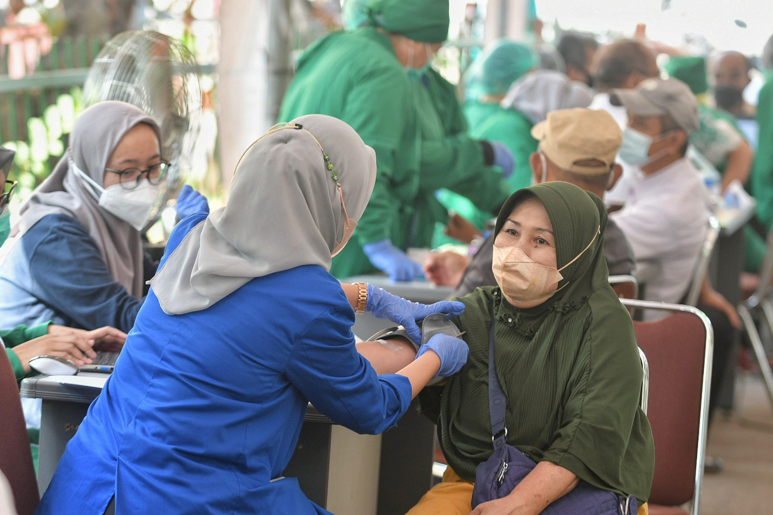 Sejumlah pedagang memeriksa kesehatannya saat kegiatan layanan pemeriksaan kesehatan gratis di Pasar Induk Kramat Jati, Jakarta Timur.