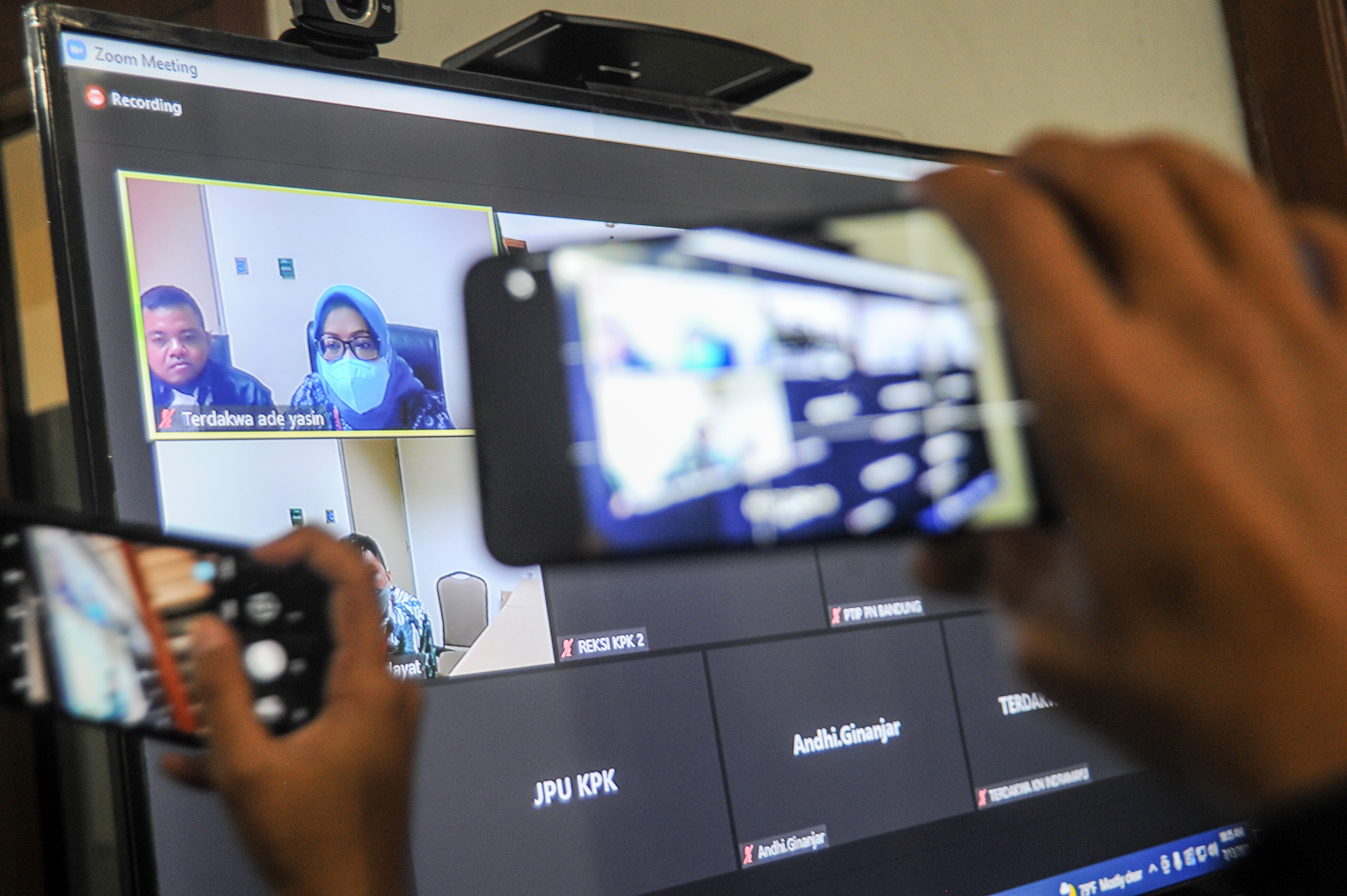 Sidang kasus korupsi dengan terdakwa Bupati Bogor non aktif Ade Yasin di Pengadilan Tipikor Bandung, Jawa Barat, Rabu (13/7)   