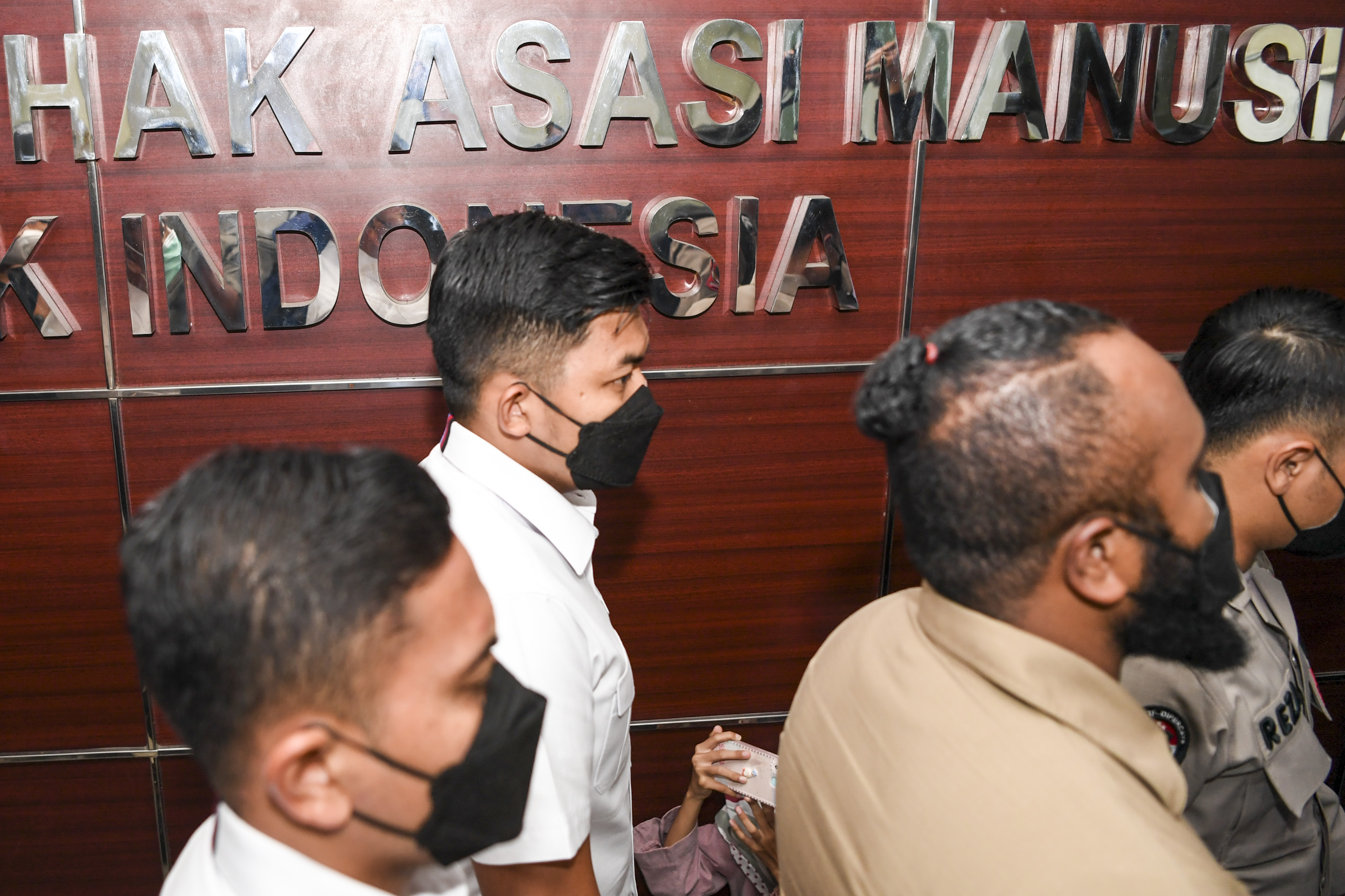 Sejumlah ajudan Irjen Ferdy Sambo meninggalkan Komnas HAM usai menjalani pemeriksaan.