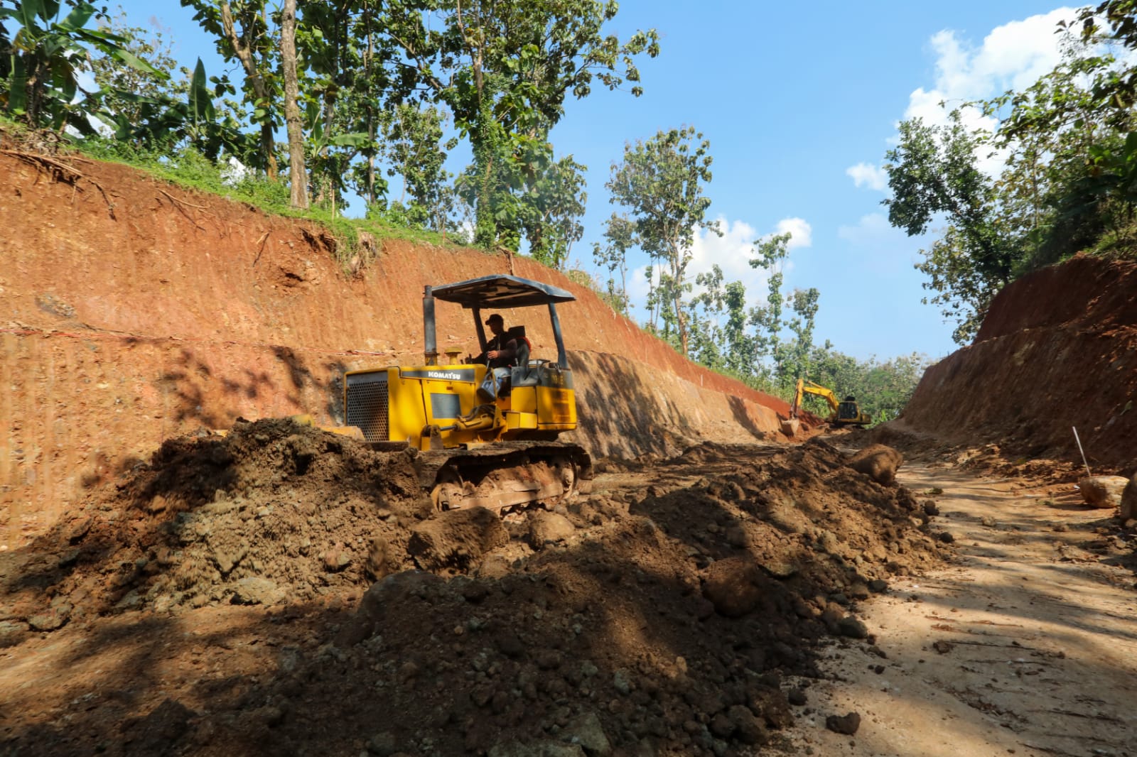 Ilustrasi perbaikan jalan rusak