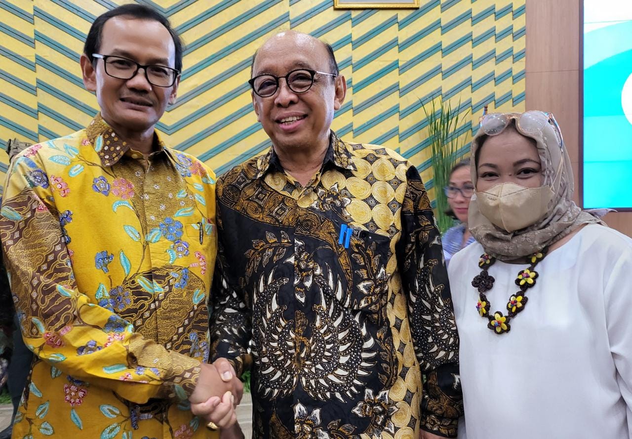 Rektor Universitas Pancasila, Prof. Dr. Edie Toet Hendratno (tengah) dan Dirjen Dikti Kemendikbud-Ristek Prof. Ir. Nizam, M.Sc., Ph.D (kiri)