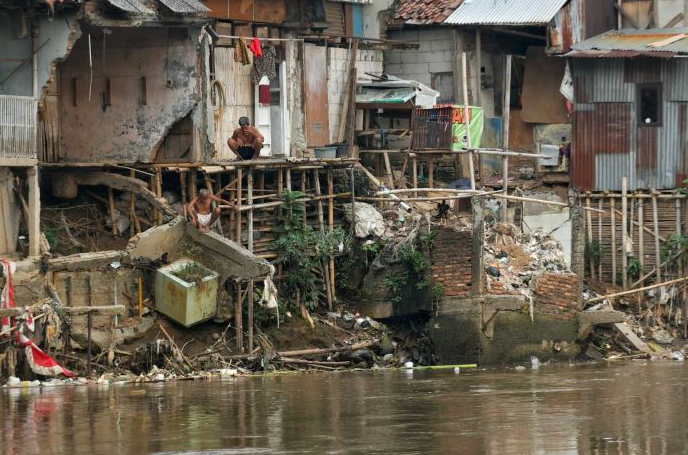  Potret deretan rumah warga di bantaran Kali Ciliwung, Manggarai, Jakarta.