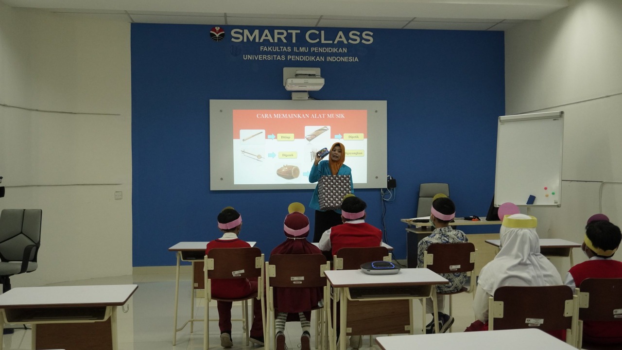 Peserta lomba simulasi mengajar UPI tengah melaksanakan pengajaran di depan kelas