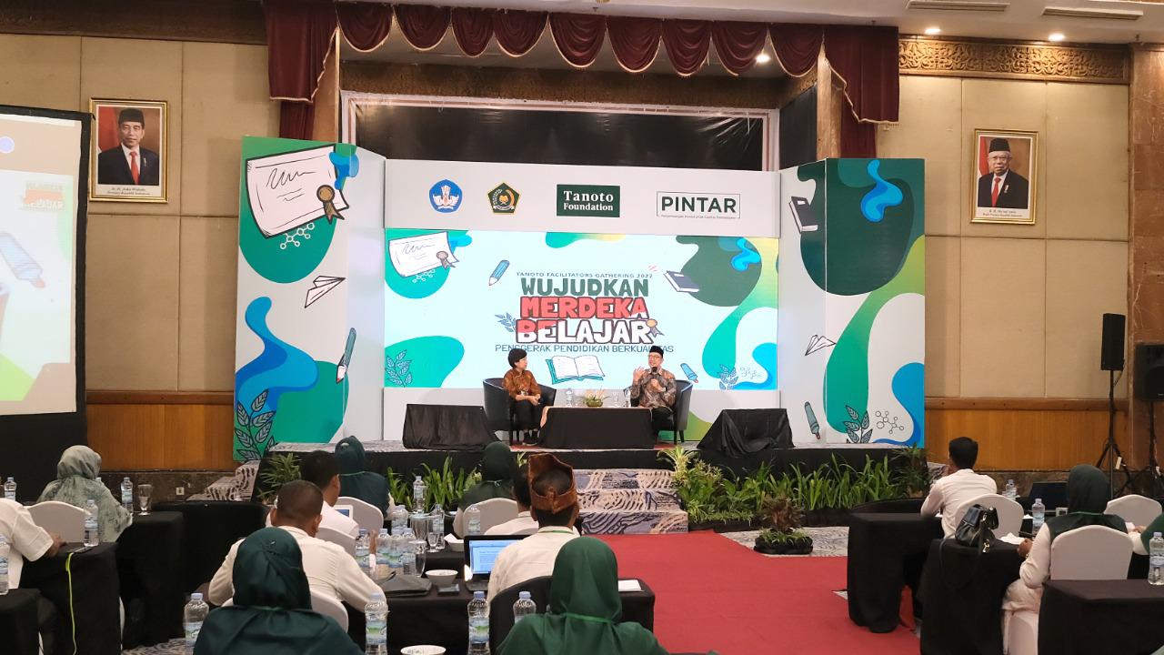 Talk show mengenai program PINTAR Penggerak Tanoto Foundation