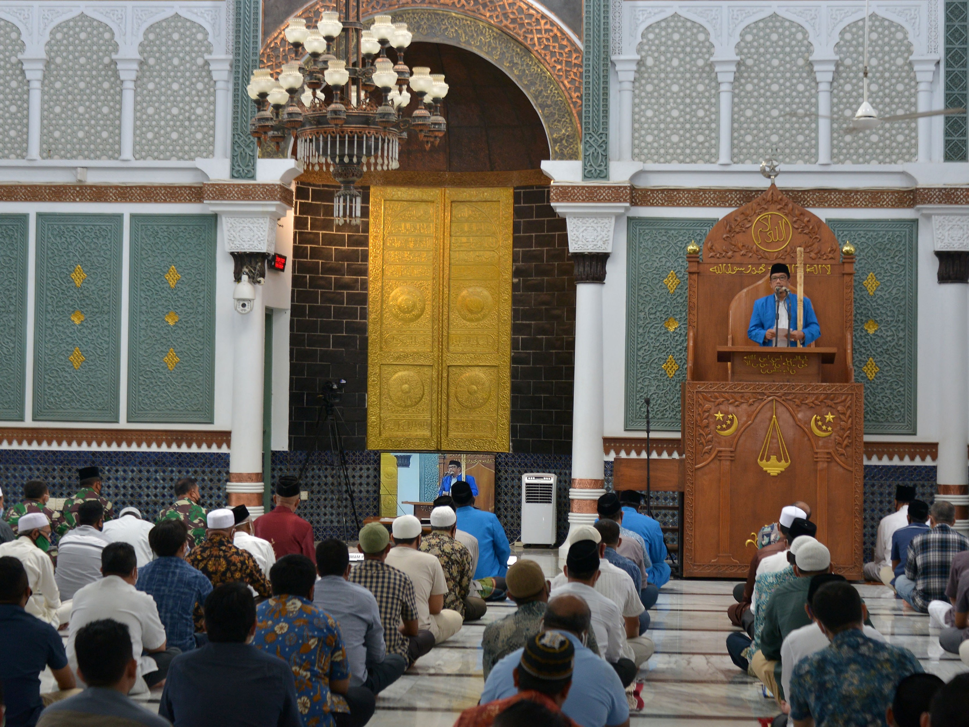 Khatib menyampaikan khutbah Jumat di Masjid Raya Baiturrahman, Banda Aceh, Aceh, beberapa waktu lalu.
