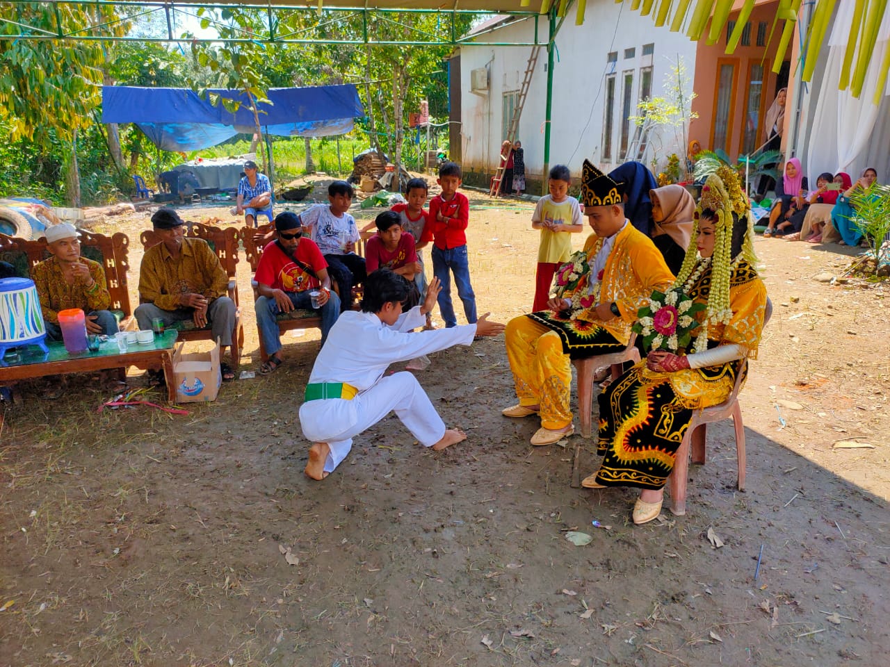 Pendekar kuntau di sebuah acara perkawinan yang digelar di Desa Hantakan, Kabupaten Hulu Sungai Tengah, Kalsel, Rabu (20/7/2022)