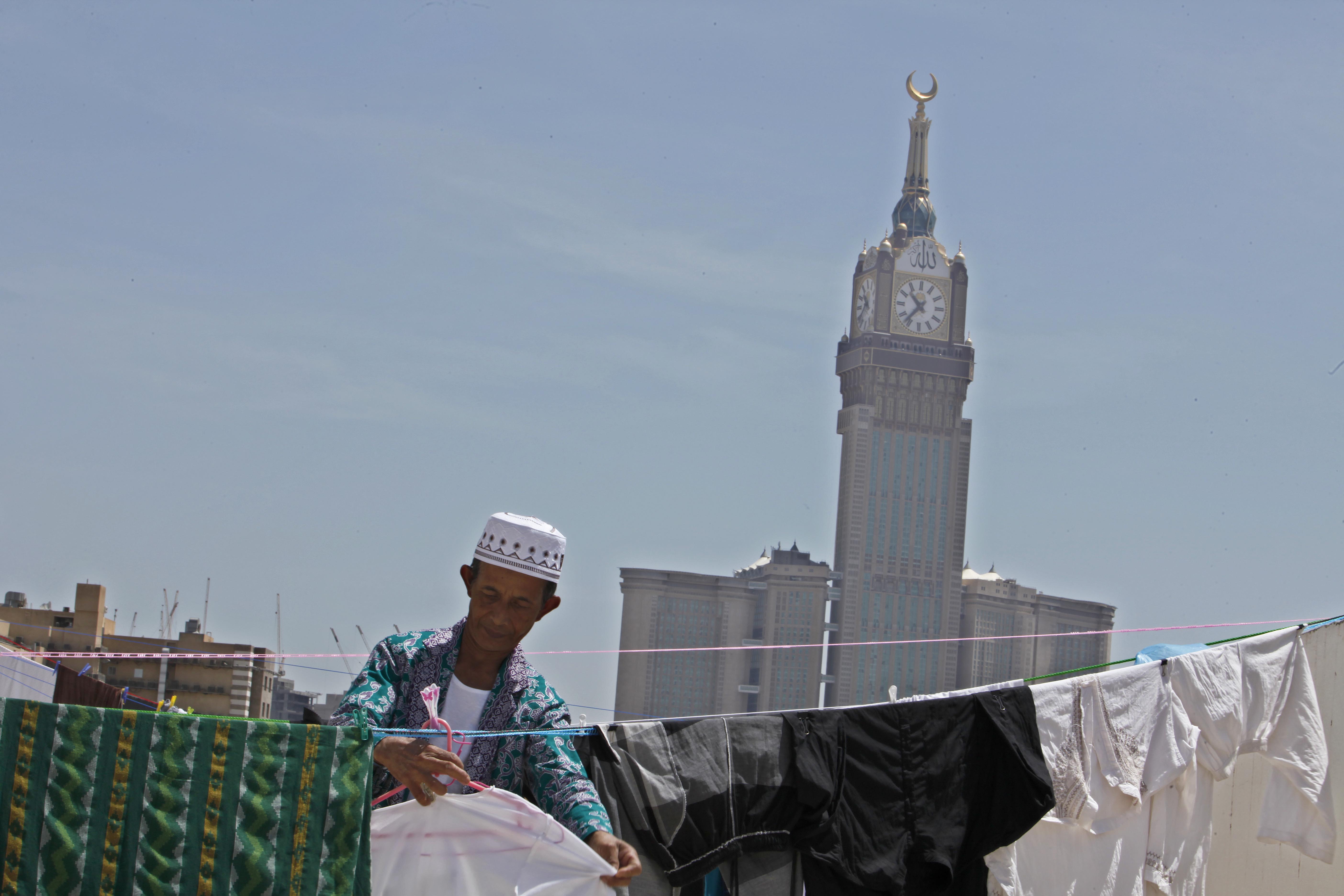 Jemaah haji Indonesia mencuci pakaian di atap gedung hotel Manazel Al Hour, Mekkah, Arab Saudi.