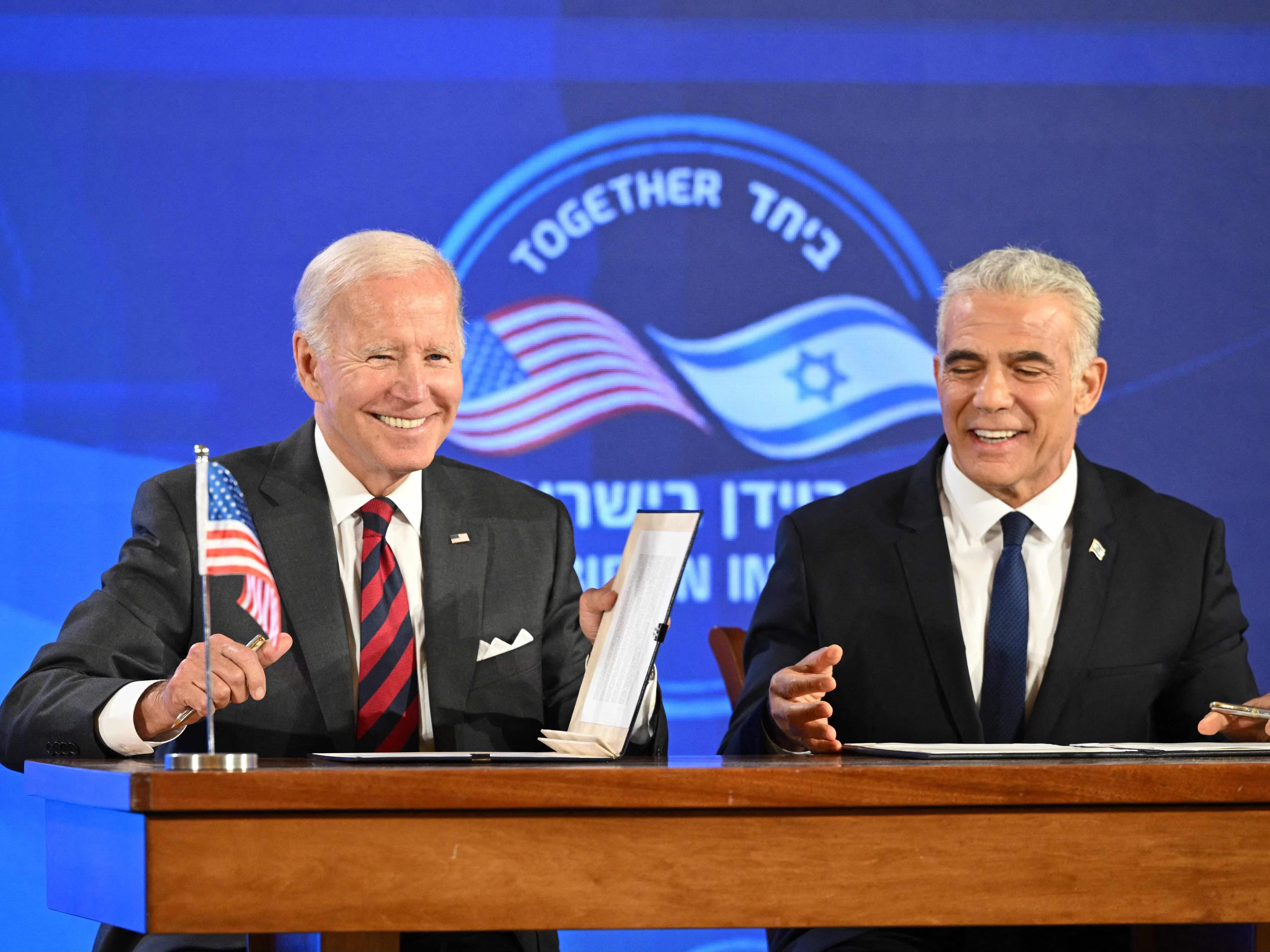Presiden AS Joe Biden (kiri) dan Perdana Menteri sementara Israel Yair Lapid tersenyum sebelum dimulainya konferensi pers bersama.