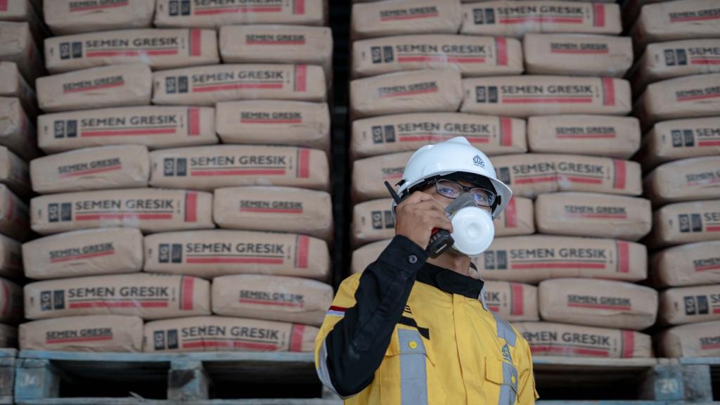 Karyawan PT Semen Gresik melakukan kontrol terakhir produk di bagian pengepakan sebelum pendistribusian.