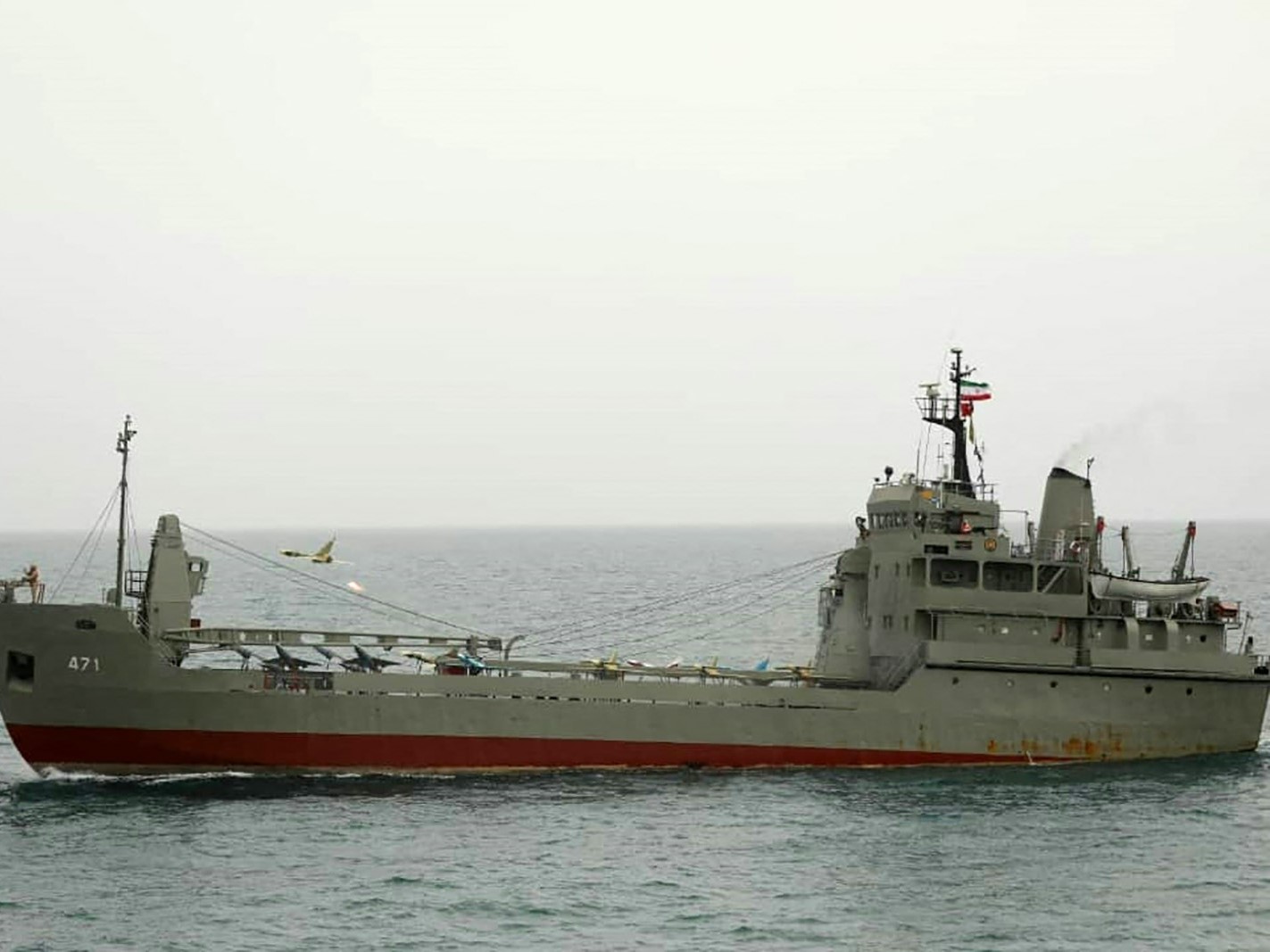 Kendaraan udara tak berawak militer (drone) diluncurkan dari kapal angkatan laut Iran IRIS Delvar di lautan Hindia, 15 Juli 2022.