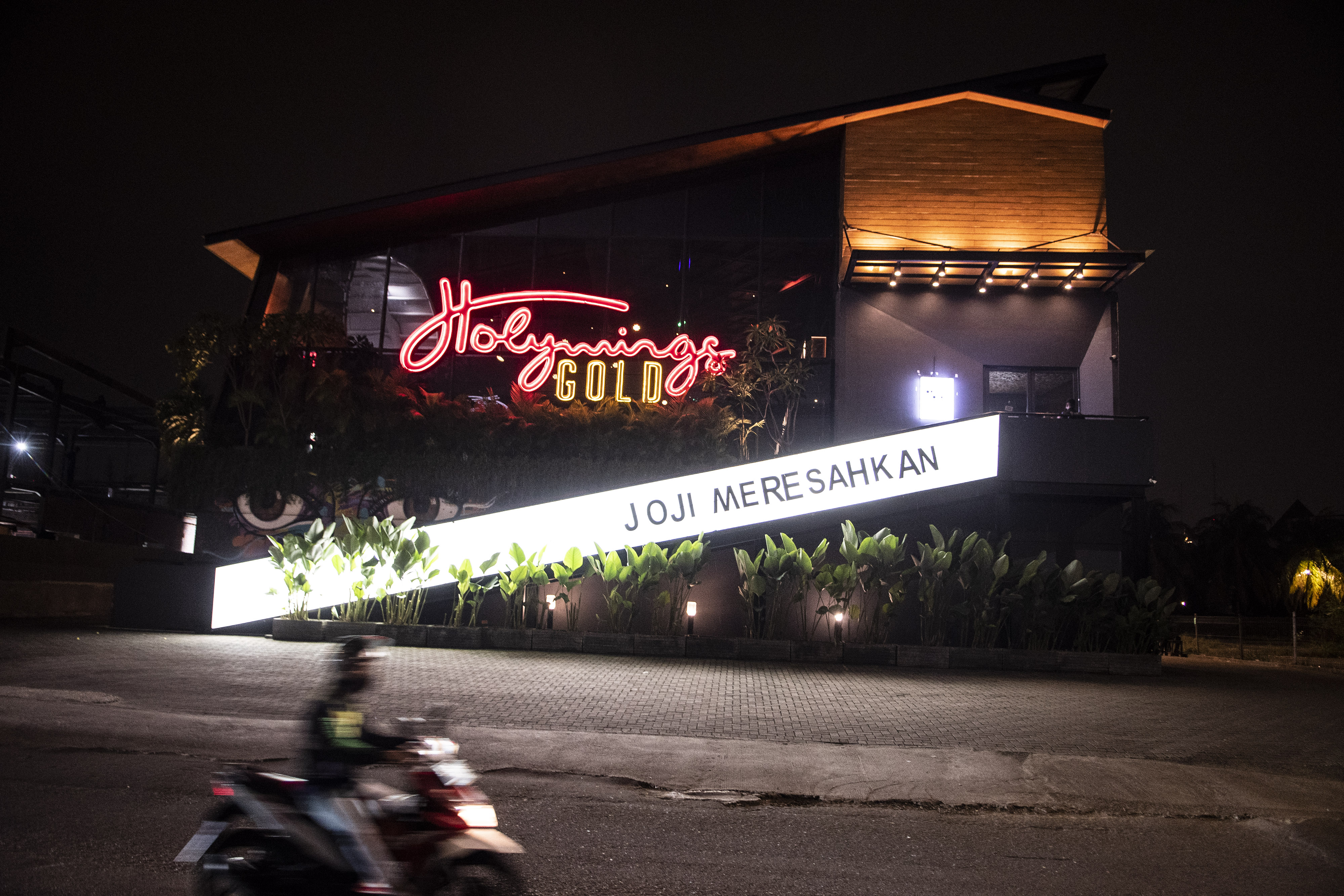 Pemprov DKI Jakarta mencabut izin usaha seluruh outlet Holywings, karena adanya temuan beberapa outlet Holywings belum memiliki 