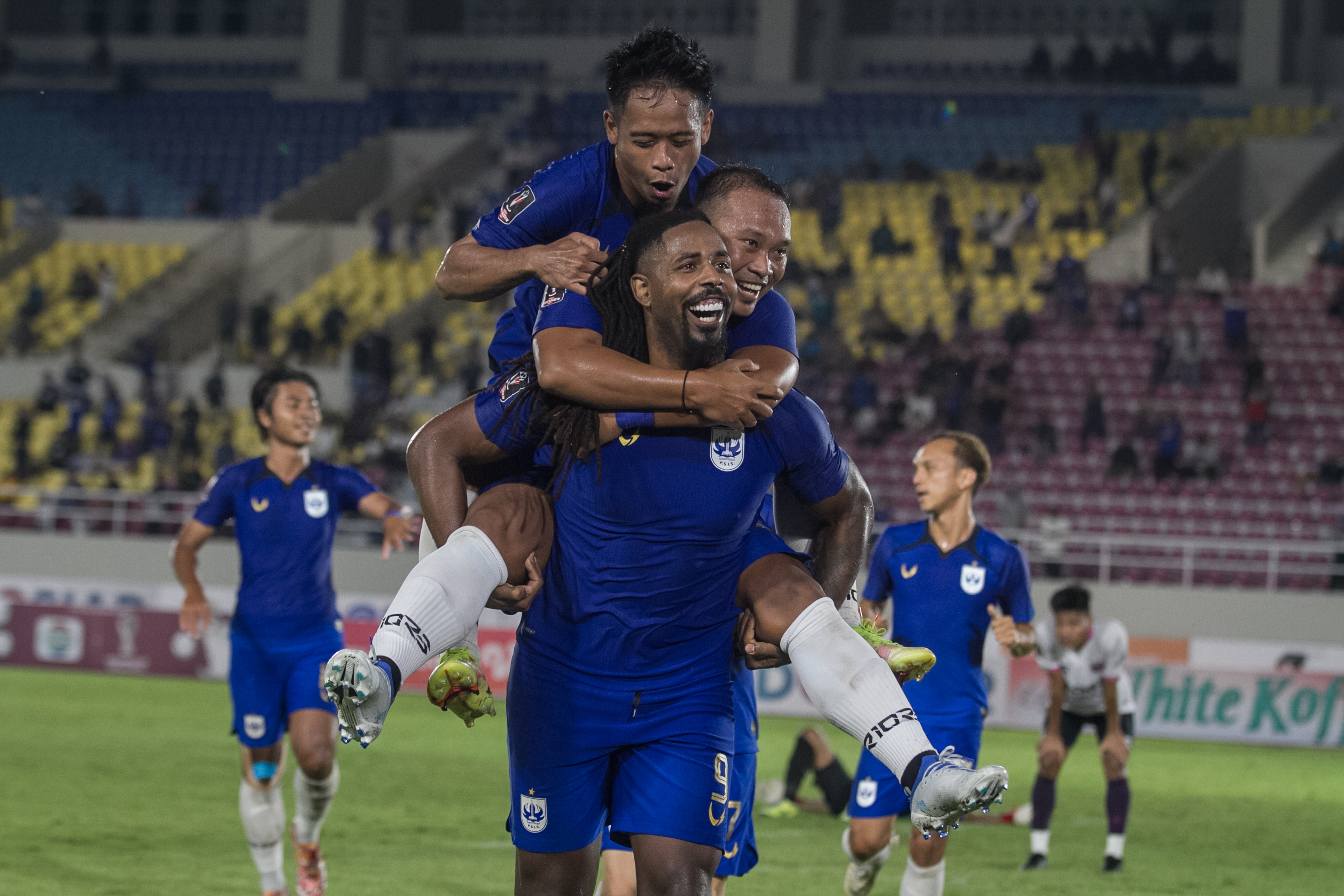 Pemain PSIS Semarang melakukan selebrasi usai mencetak gol ke gawang lawan.