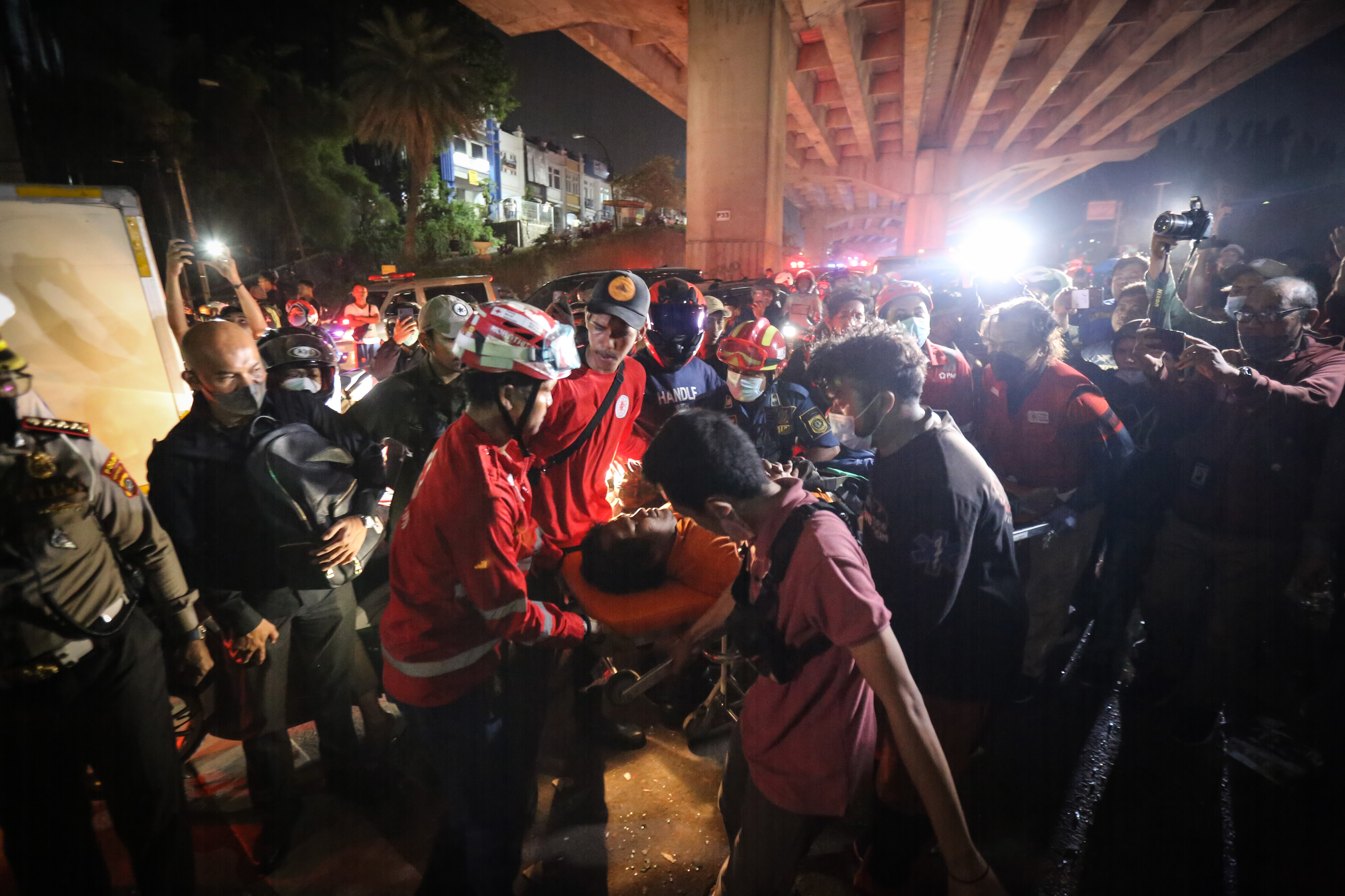 Petugas mengevakuasi seorang pengendara yang mengalami luka akibat kecelakaan di Jalan Transyogi, Cibubur, Bekasi, Jawa Barat, Senin (18/7).
