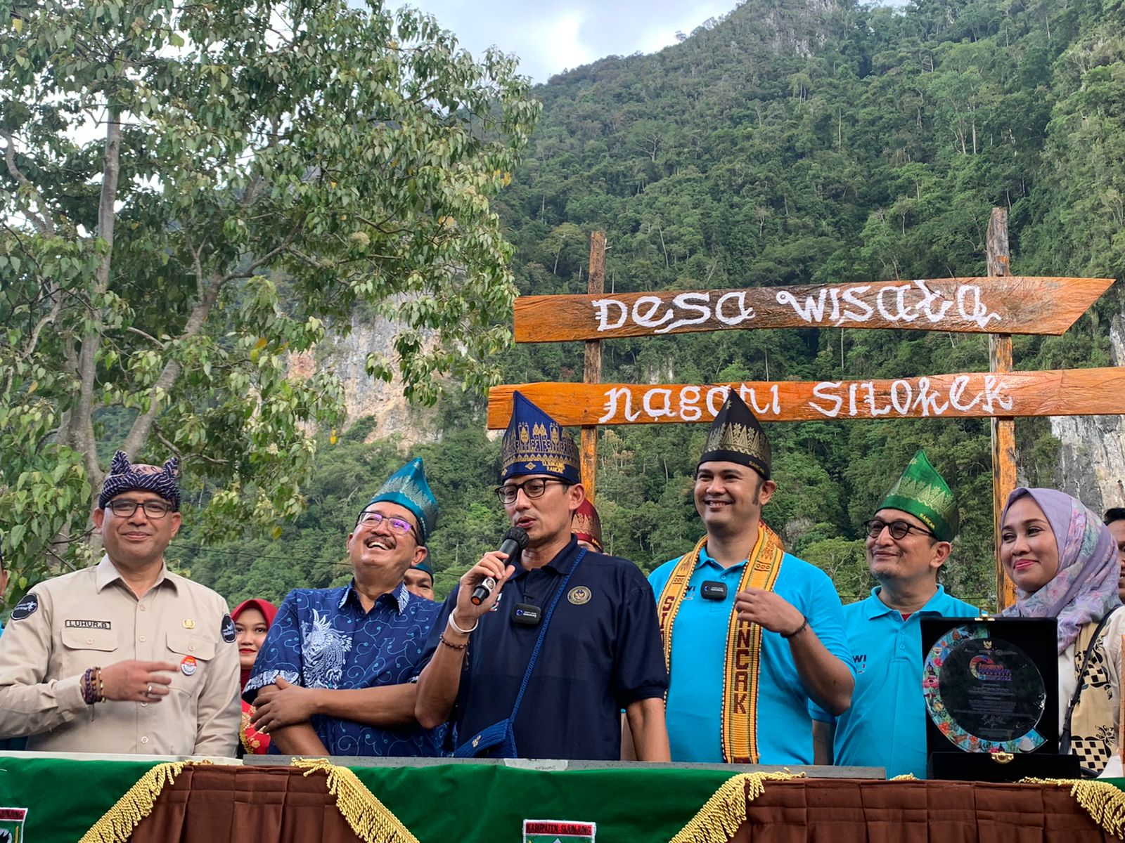 Menparekraf Sandiaga Salahuddin Uno mengunjungi Desa Wisata Silokek di Kecamatan Sijunjung, Kabupaten Sijunjung, Sumbar.