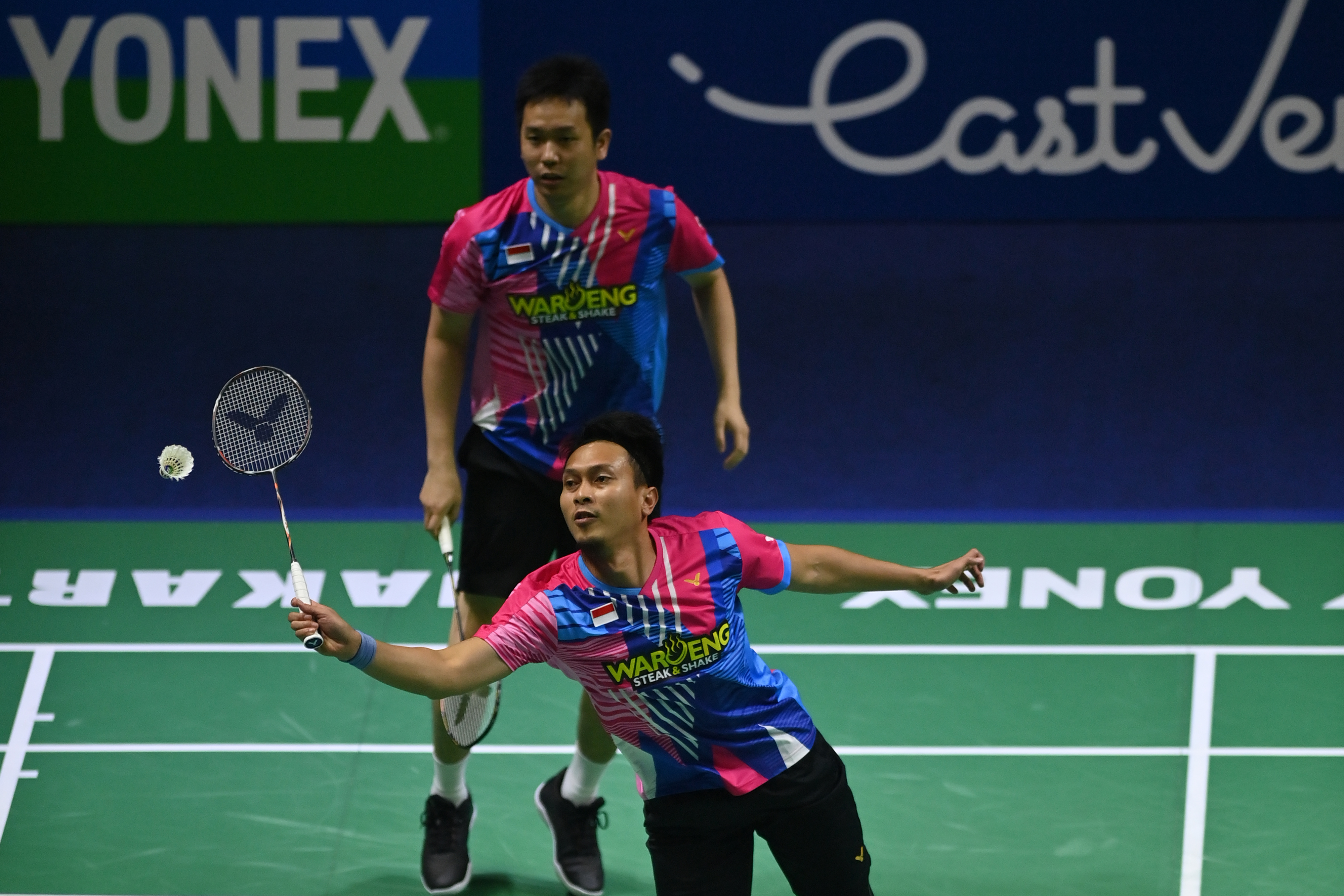  Pebulu tangkis ganda putra Indonesia Mohammad Ahsan (bawah) dan Hendra Setiawan