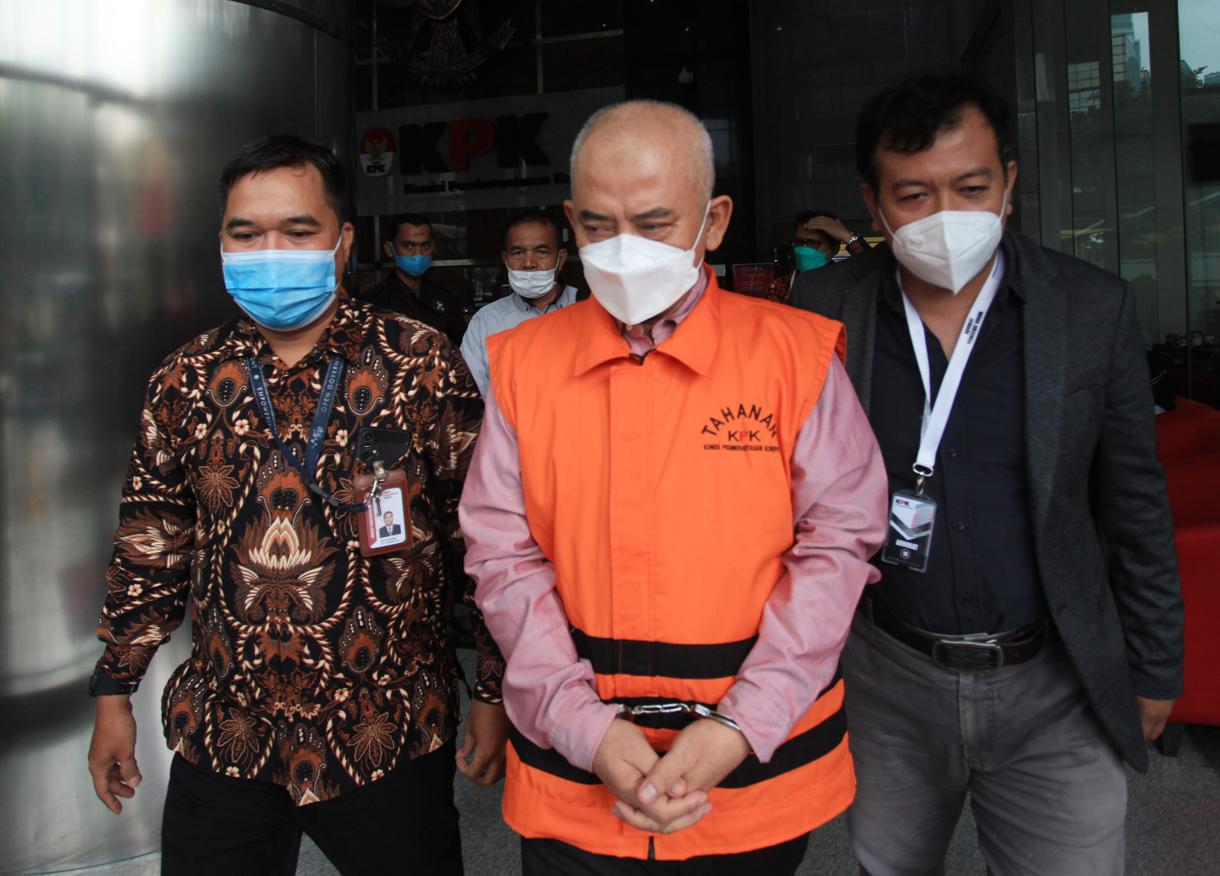 Terdakwa selaku Wali Kota Bekasi nonaktif Rahmat Effendi (tengah).