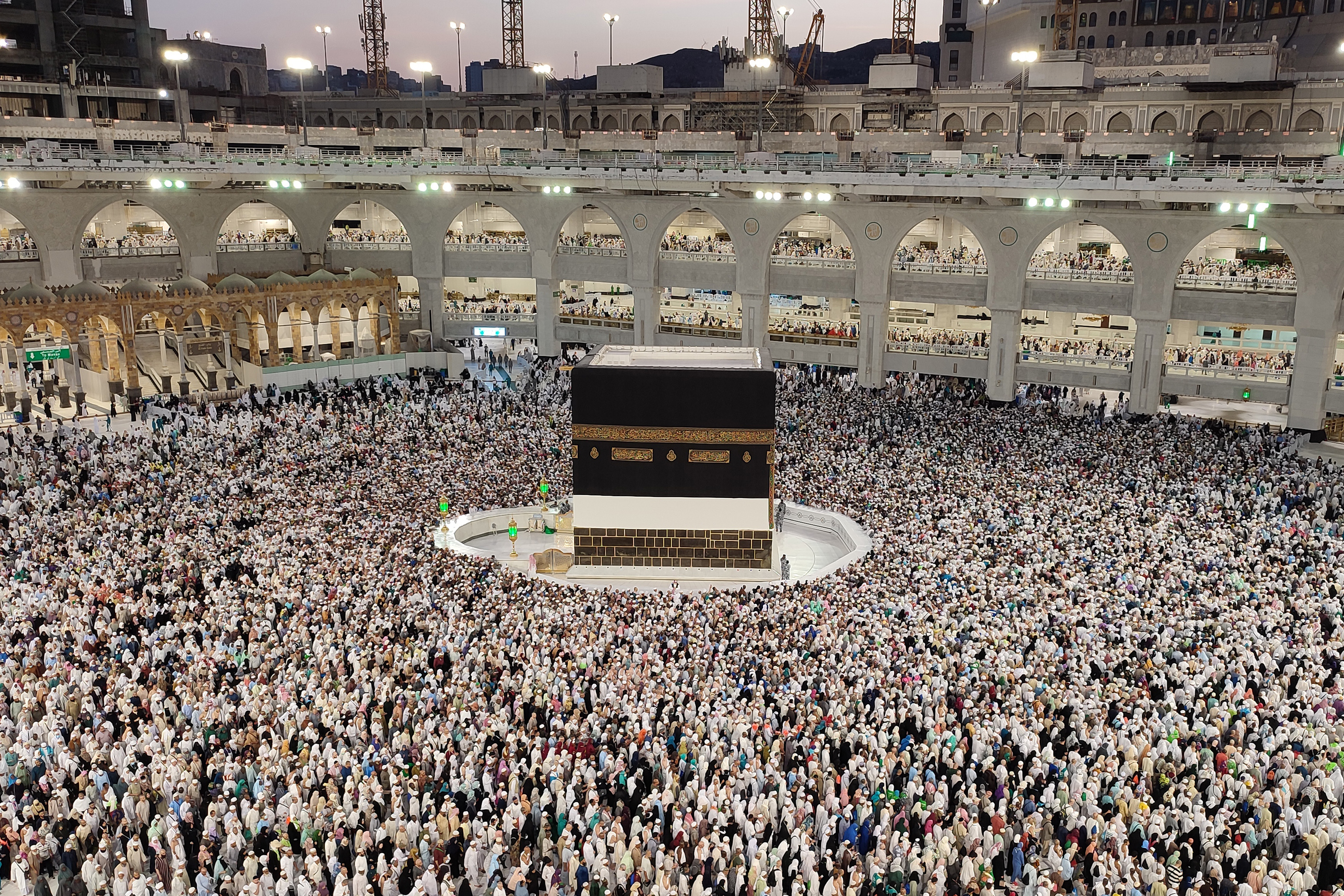 Ribuan jemaah haji menjalani Tawaf Wada di Masjidil Haram, Mekkah, Arab Saudi.